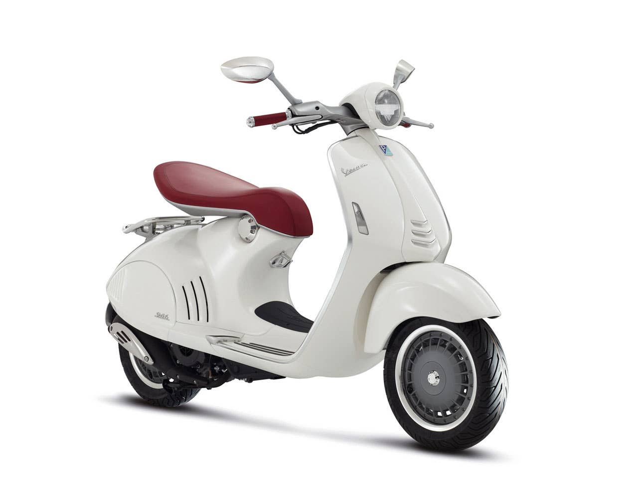 2013 Vespa 946 front 3/4