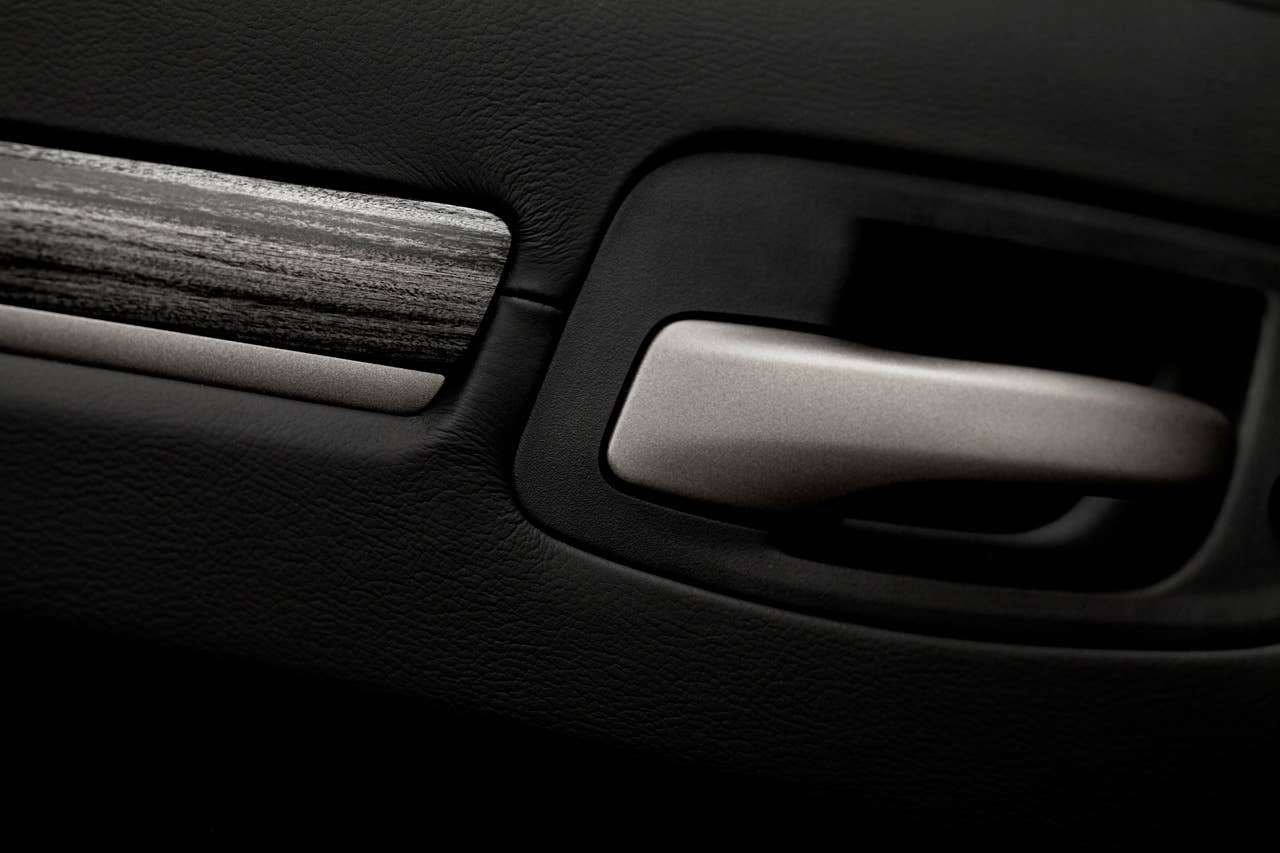 2013 Chrysler 300C John Varvatos Edition door handle detail