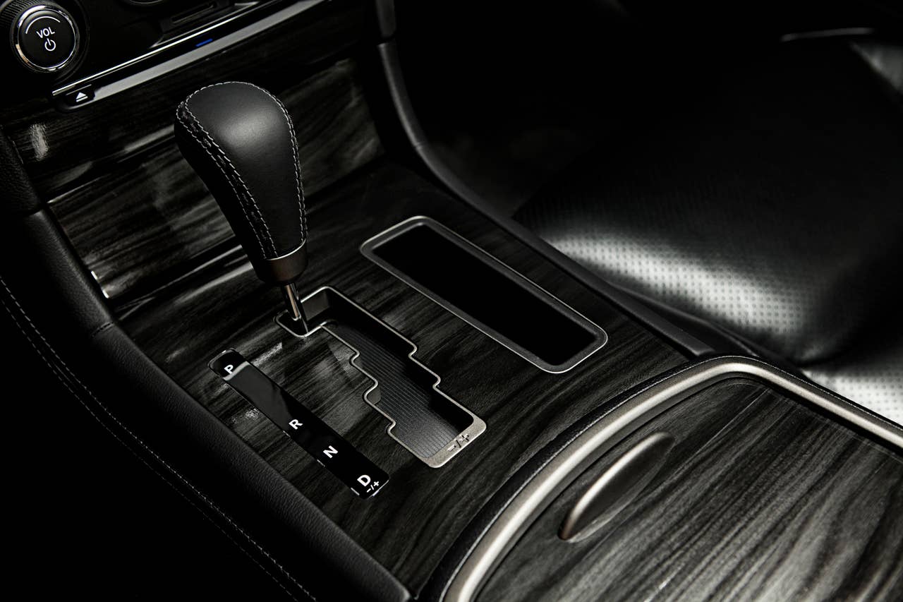 2013 Chrysler 300C John Varvatos Edition shift lever