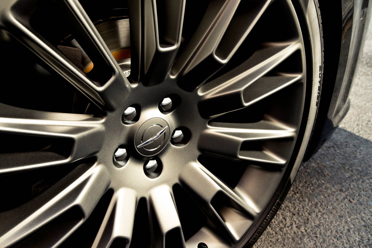 2013 Chrysler 300C John Varvatos Edition wheel detail