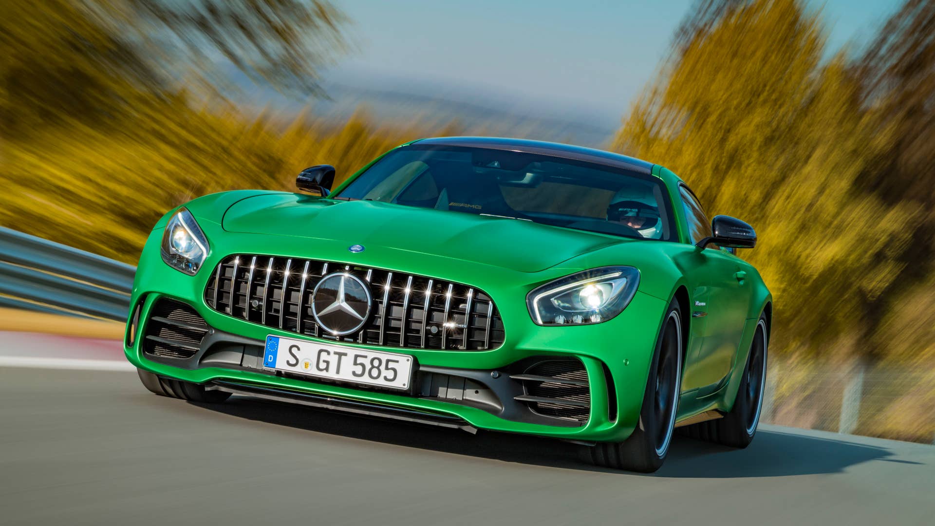 AMG GT R; 2016; Rennstrecke; Exterrieur: AMG Green Hell magno; neuer AMG Panamericana Grill; Kraftstoffverbrauch kombiniert: 11,4 l/100 km, CO2-Emissionen kombiniert: 259 g/km AMG GT R; 2016; race track Exterior: AMG Green Hell magno, new AMG Panamericana radiator grille; Fuel consumption, combined: 11.4 l/100 km, CO2 emissions, combined: 259 g/km
