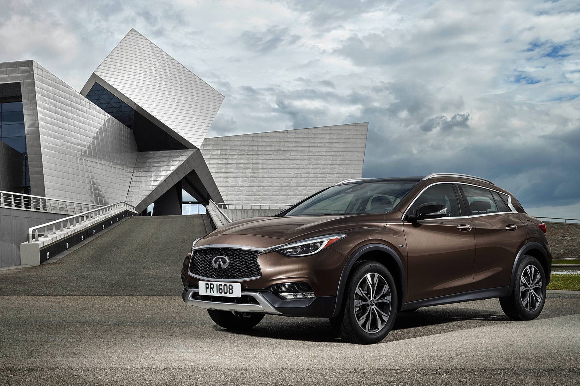 2017 Infiniti QX30 front 3/4 static