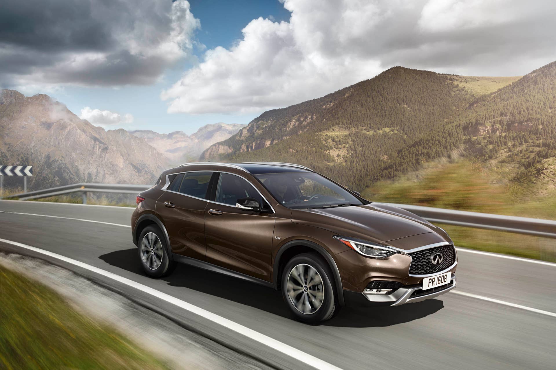 Infiniti QX30 front 3/4 moving