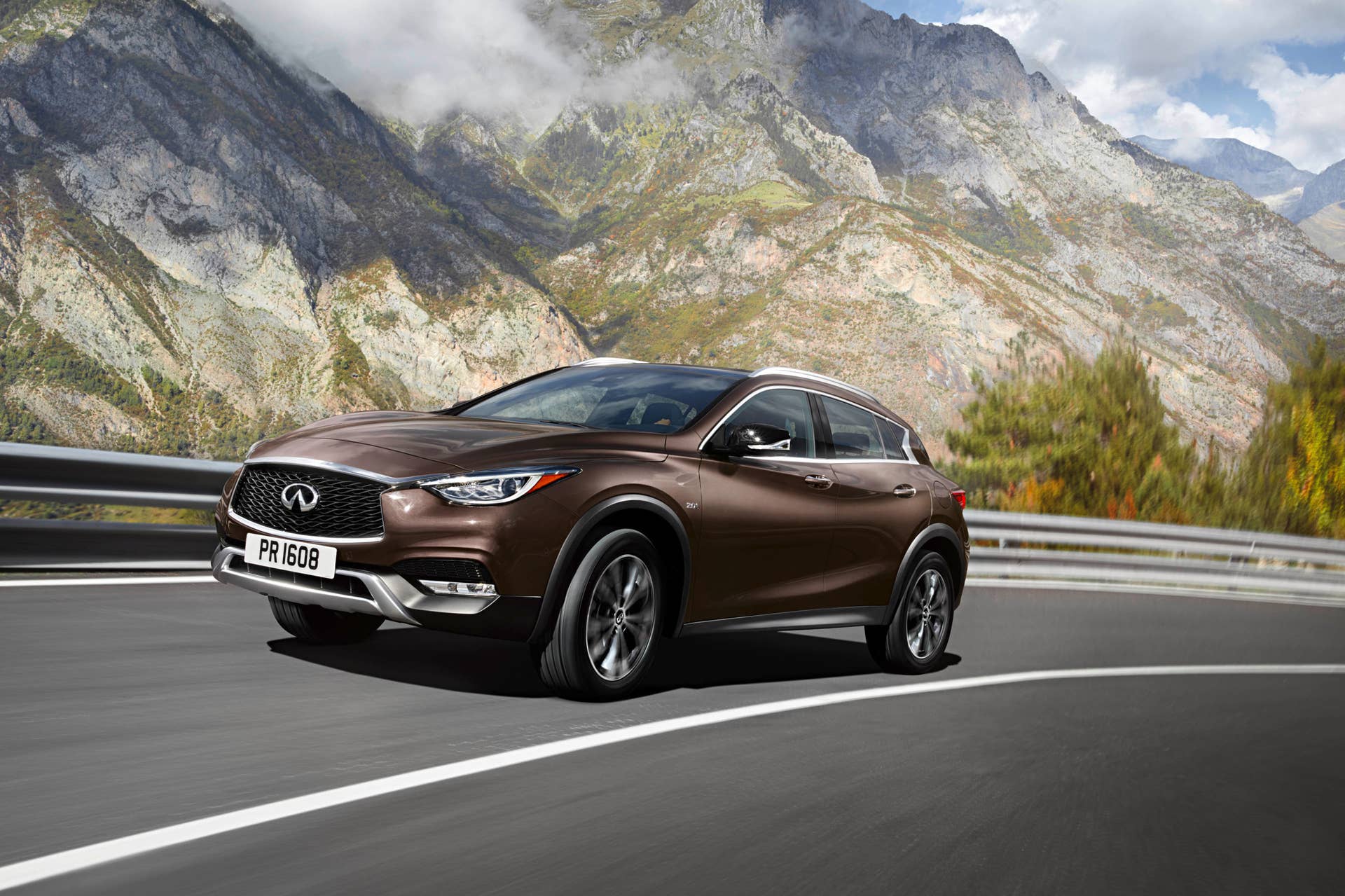 2017 Infiniti QX30 front 3/4 moving