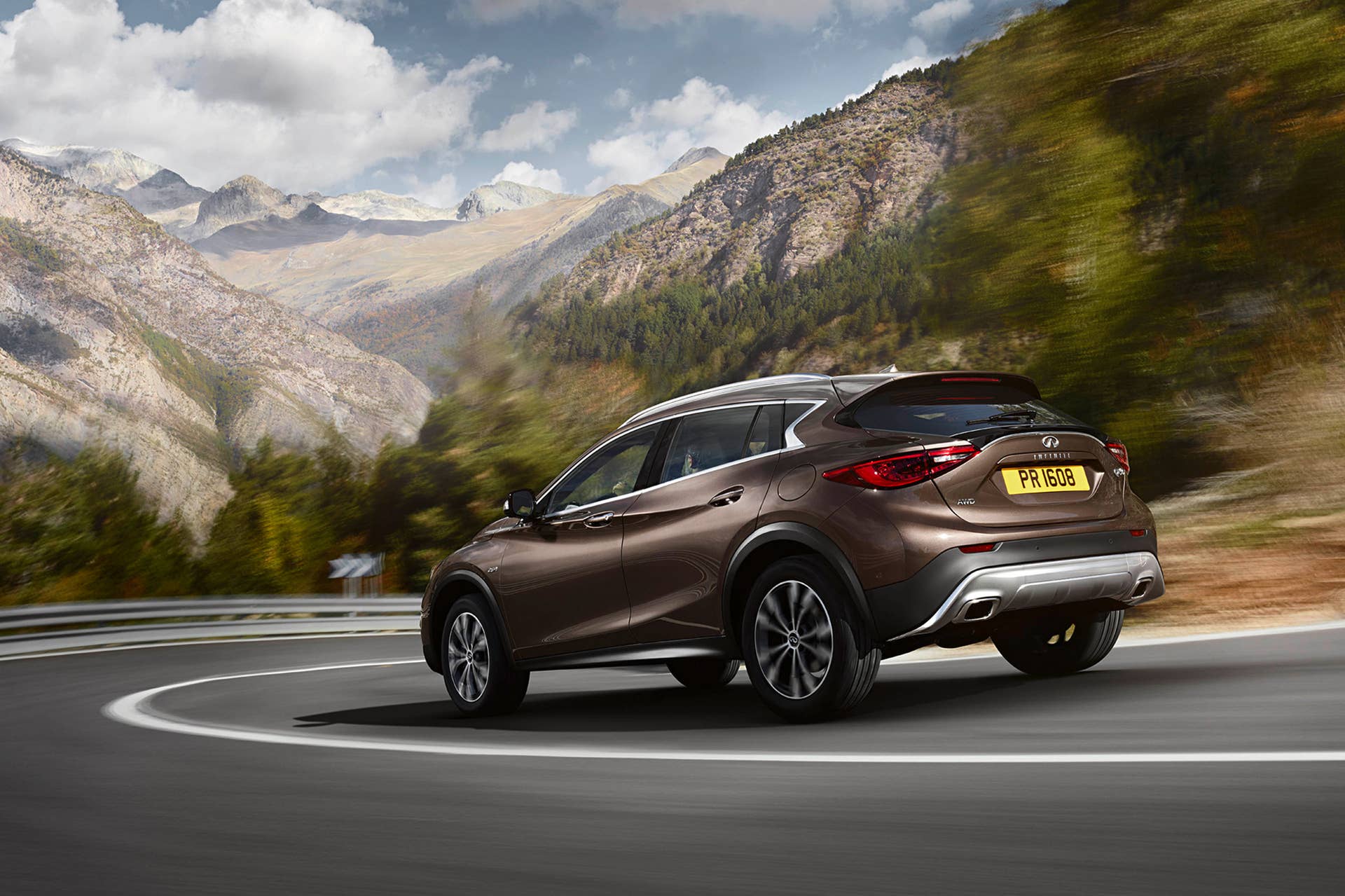 2017 Infiniti QX30 rear 3/4 moving