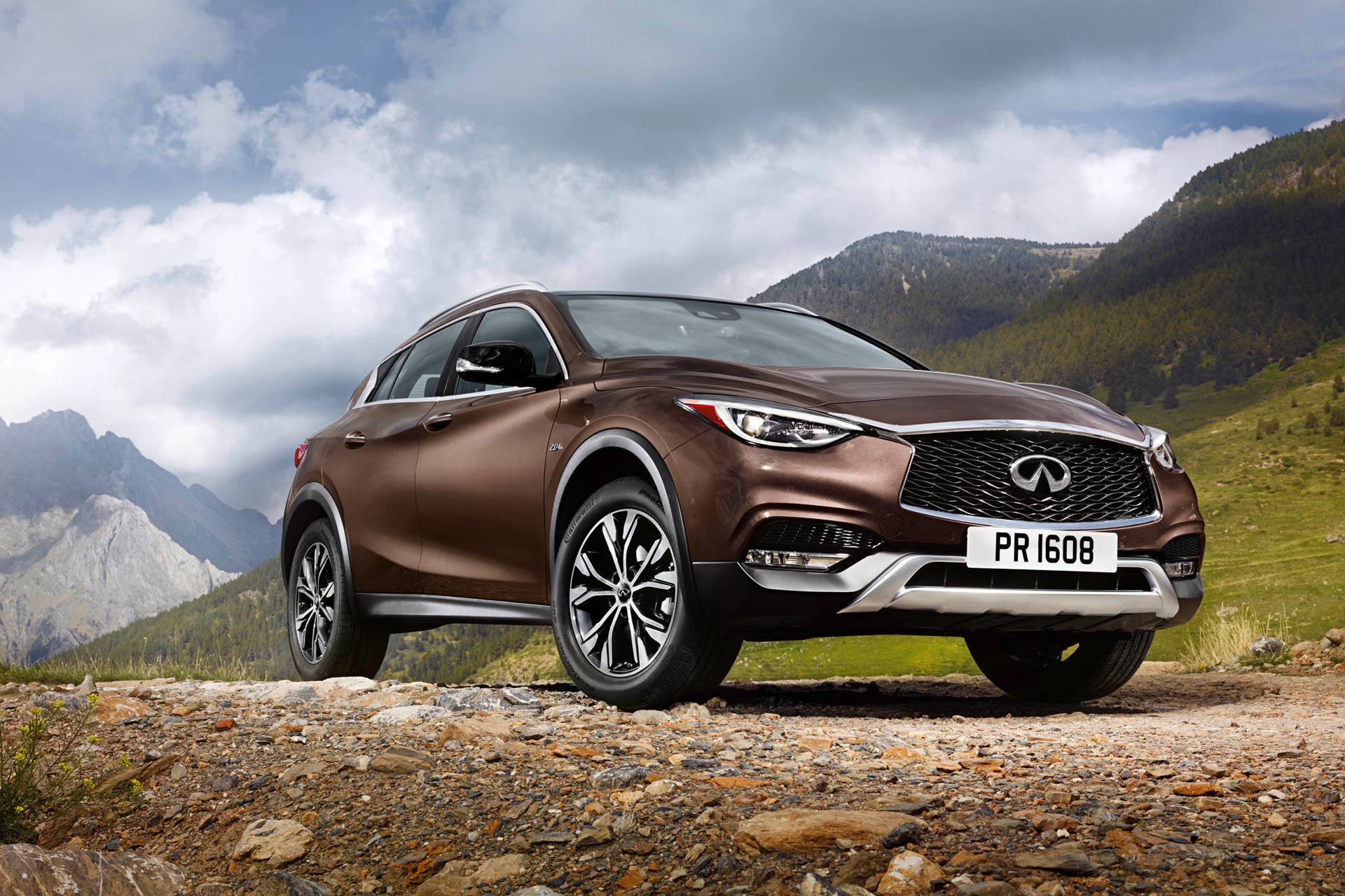 2017 Infiniti QX30 front 3/4 off-road