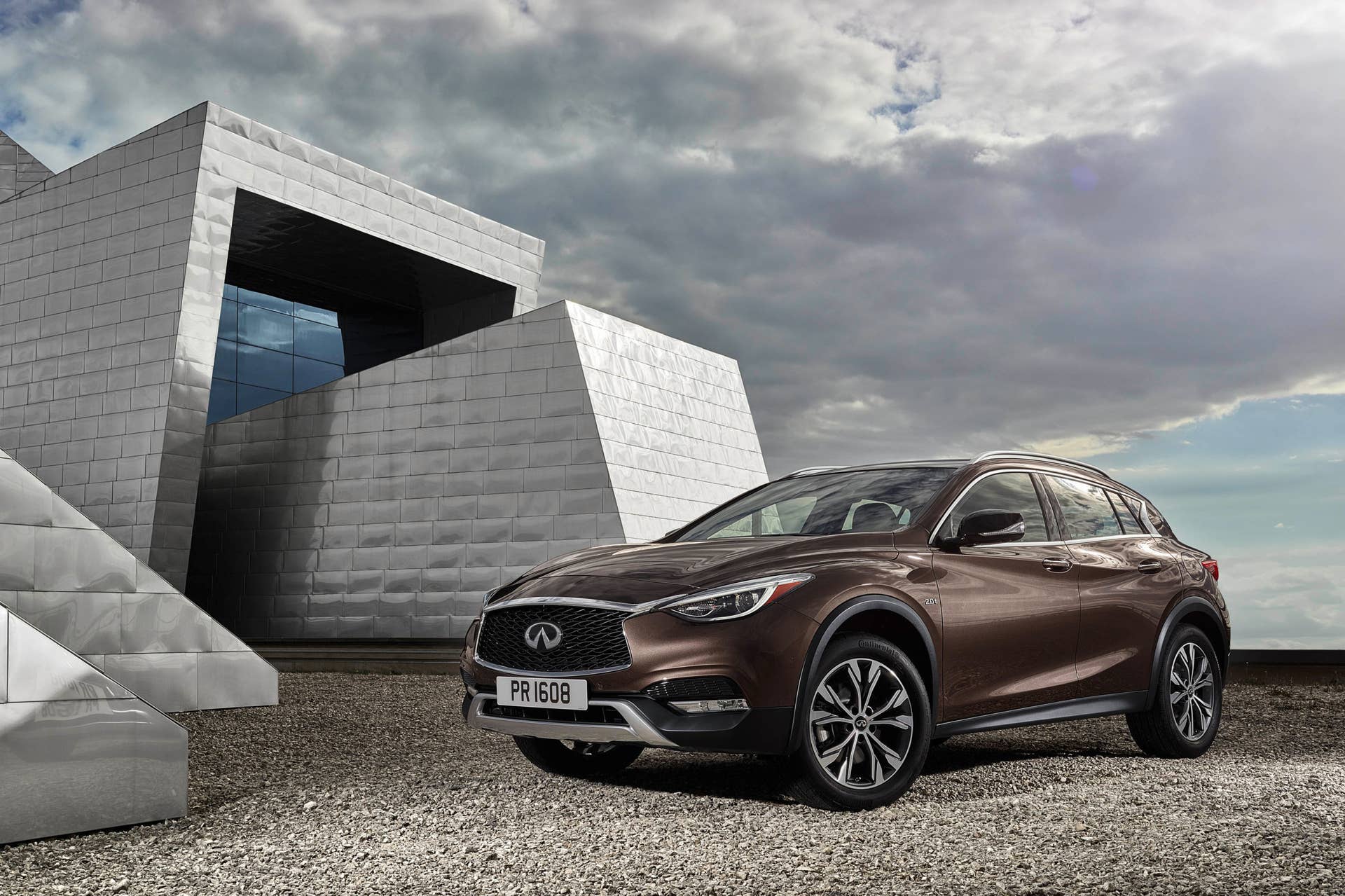2017 Infiniti QX30 front 3/4