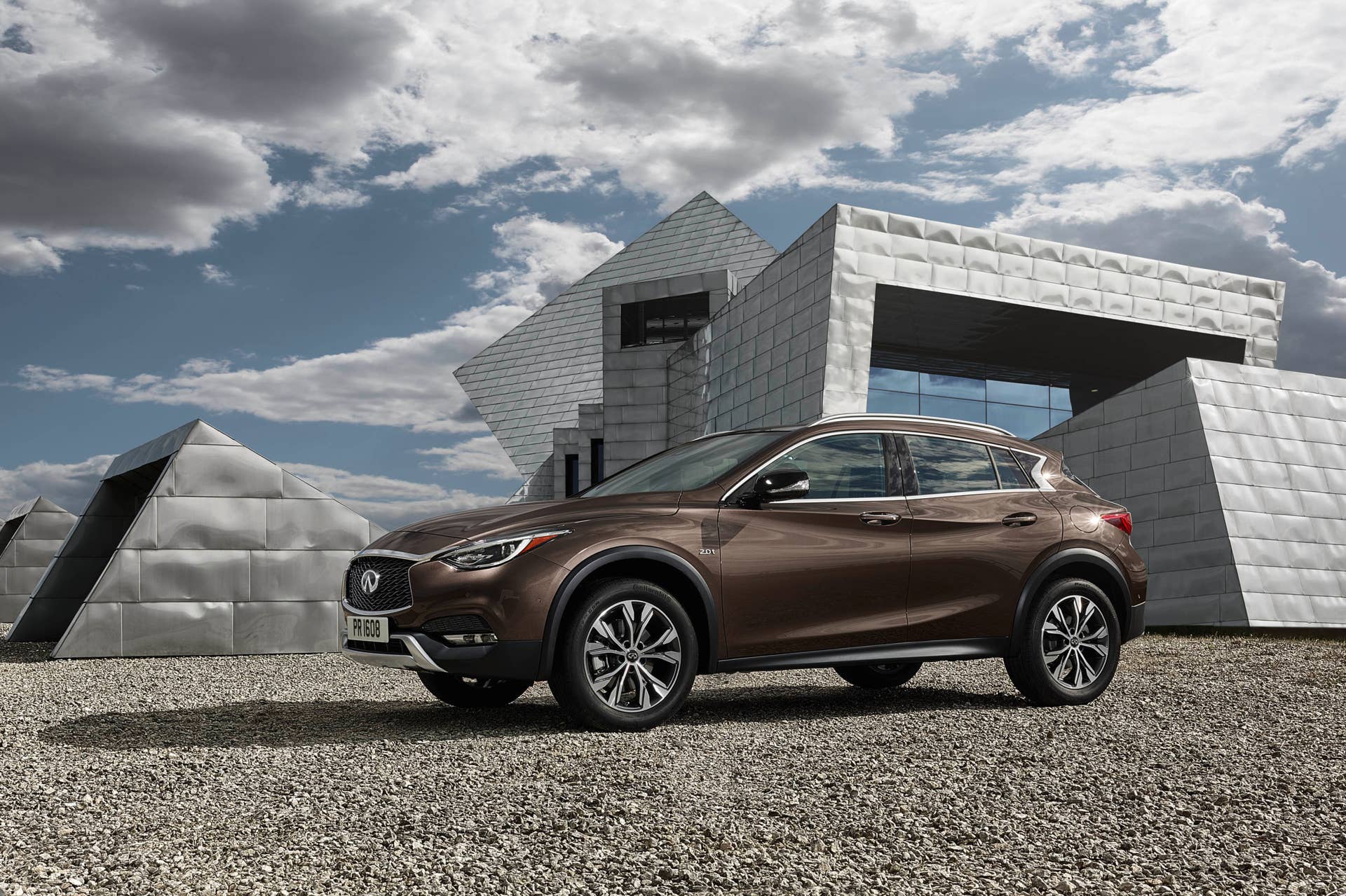 2017 Infiniti QX30 front 3/4 static parked