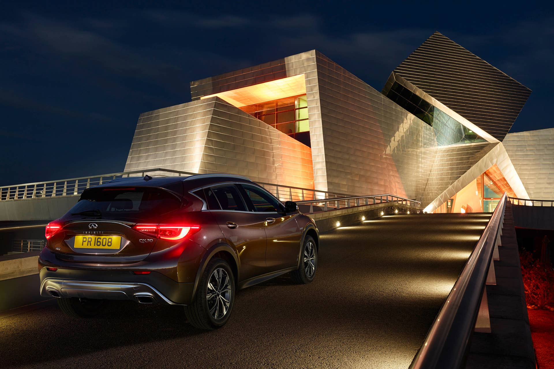 2017 Infiniti QX30 rear 3/4 parking