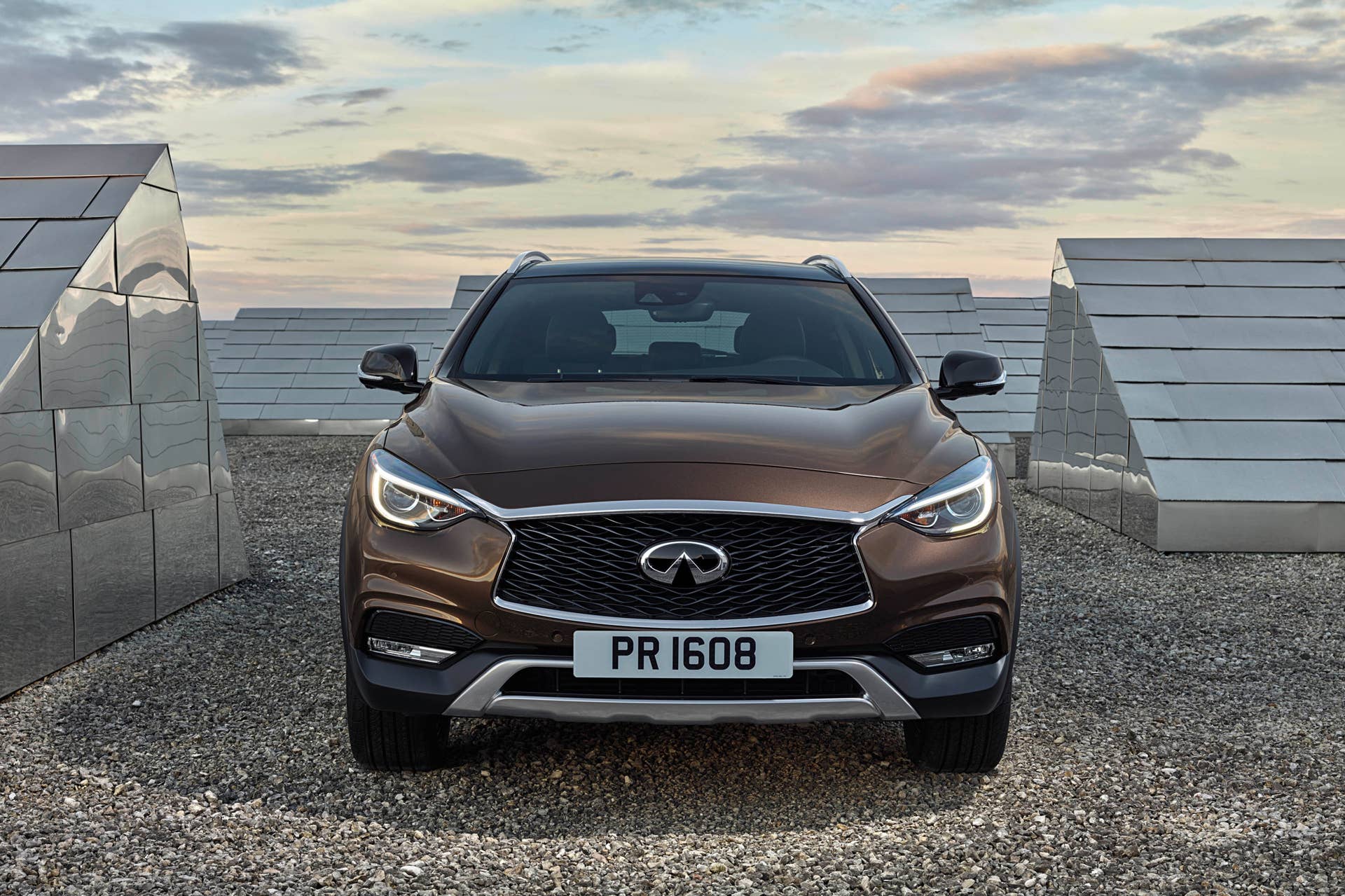2017 Infiniti QX30 front