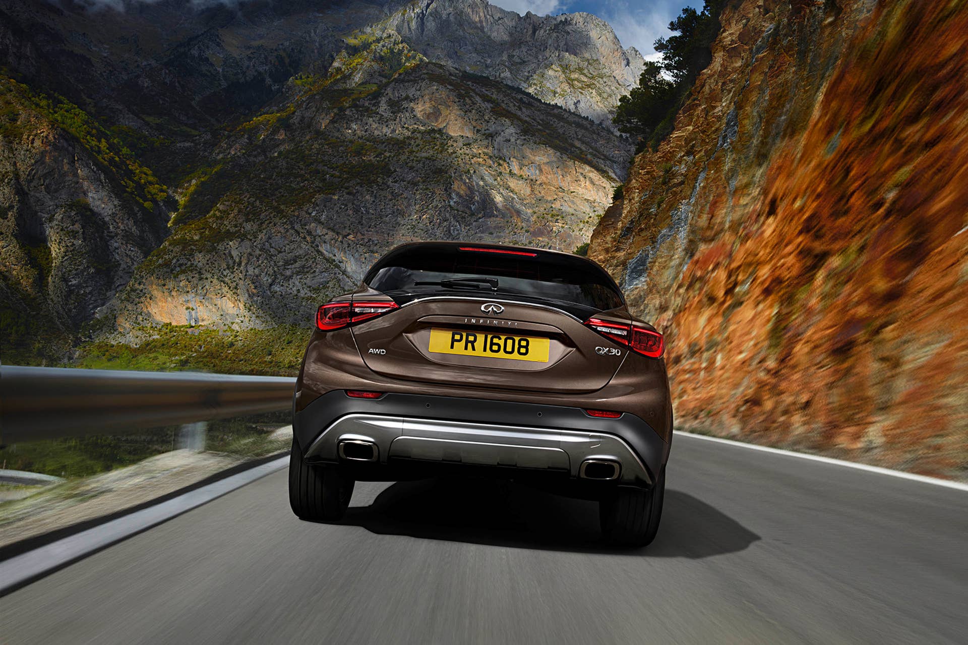 2017 Infiniti QX30 rear moving