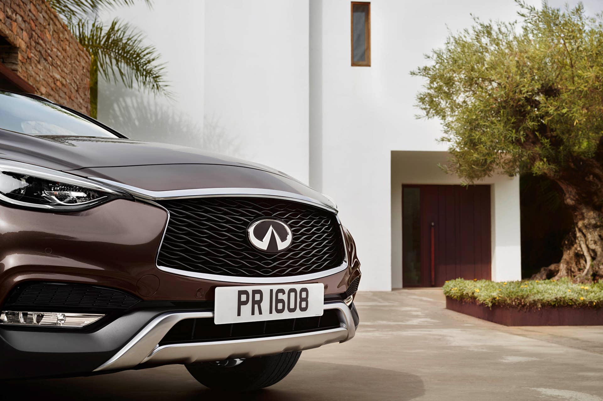 2017 Infiniti QX30 front detail