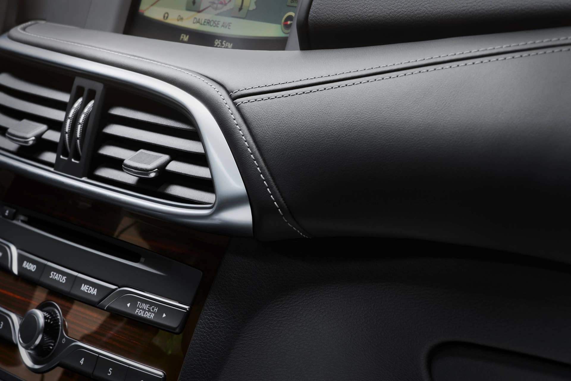 2017 Infiniti QX30 dashboard detail