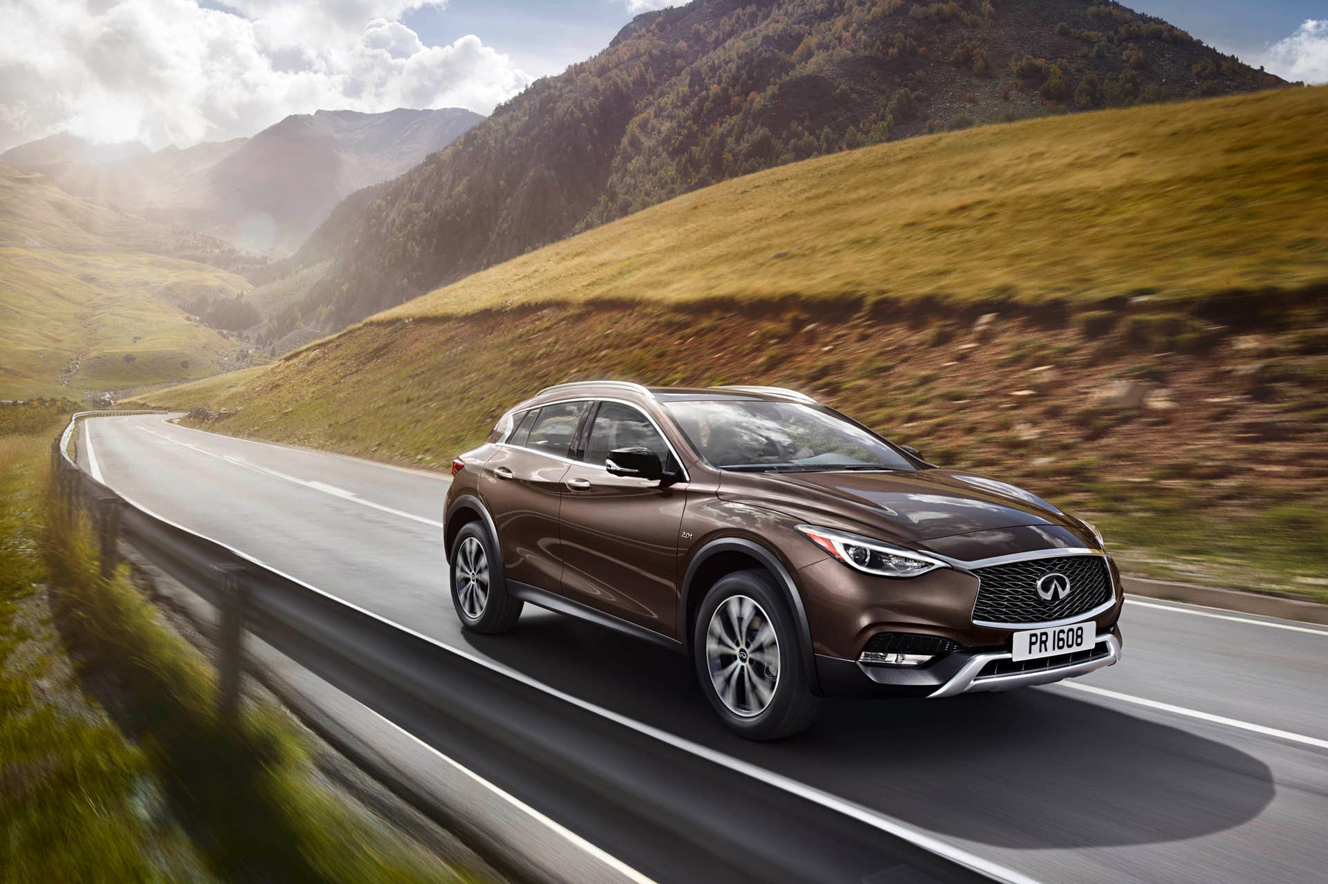 2017 Infiniti QX30 front 3/4 motion