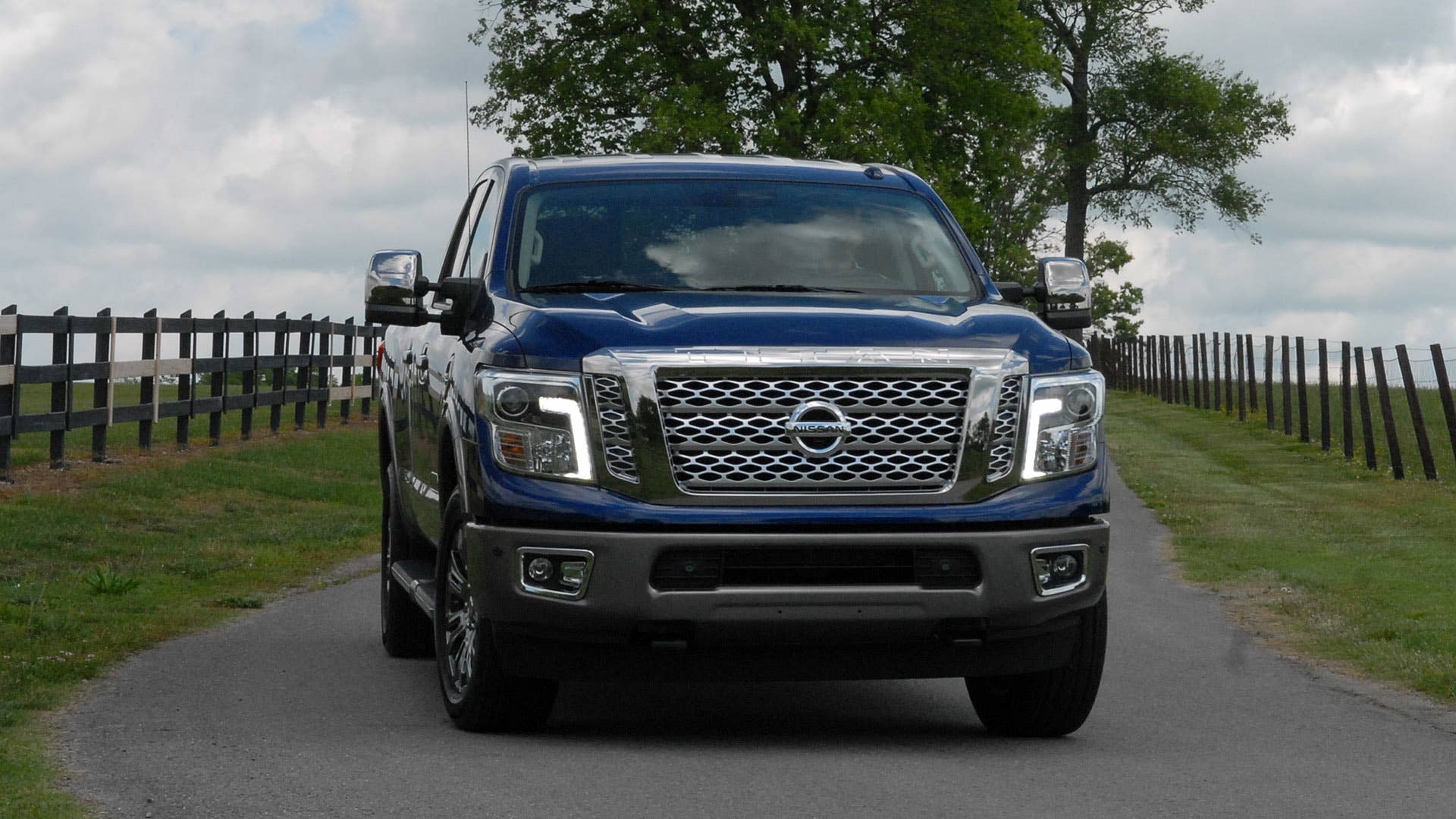 2016 Nissan Titan XD 5.6 V8 front 3/4 view