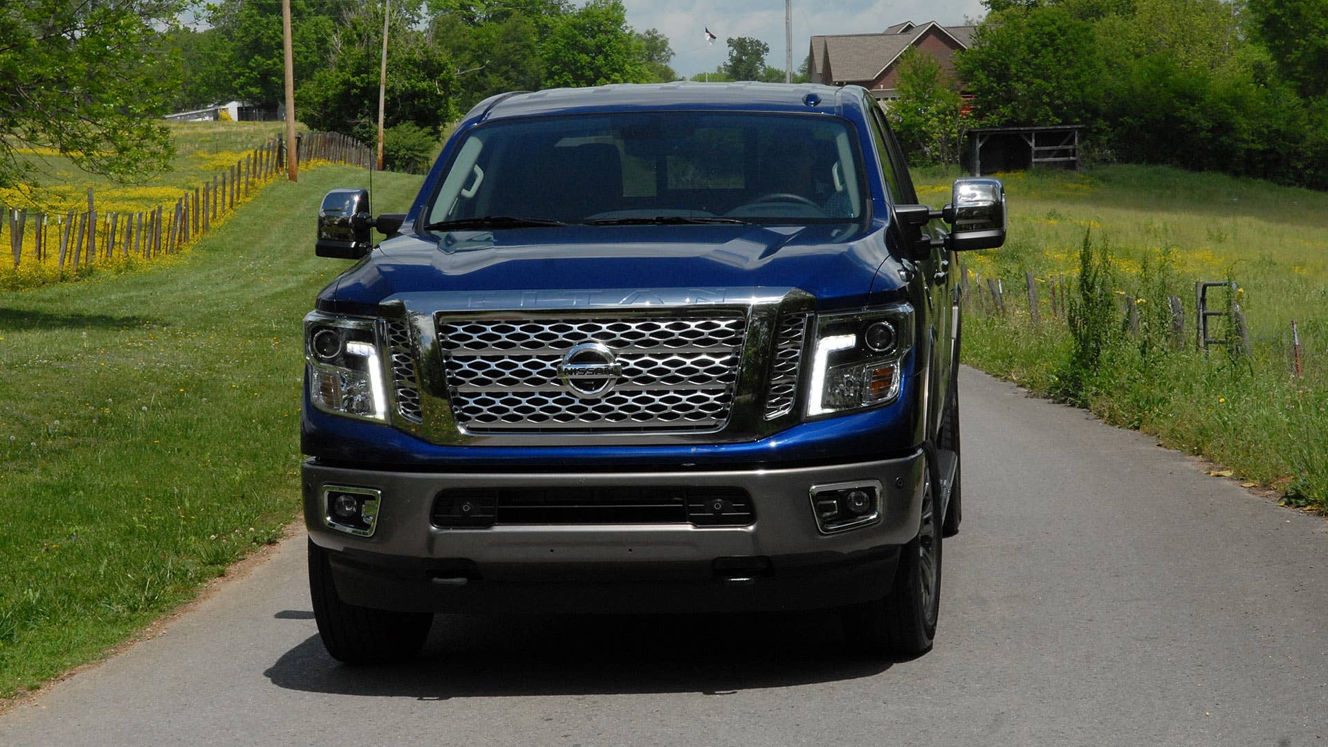 2016 Nissan Titan XD 5.6 V8 front view