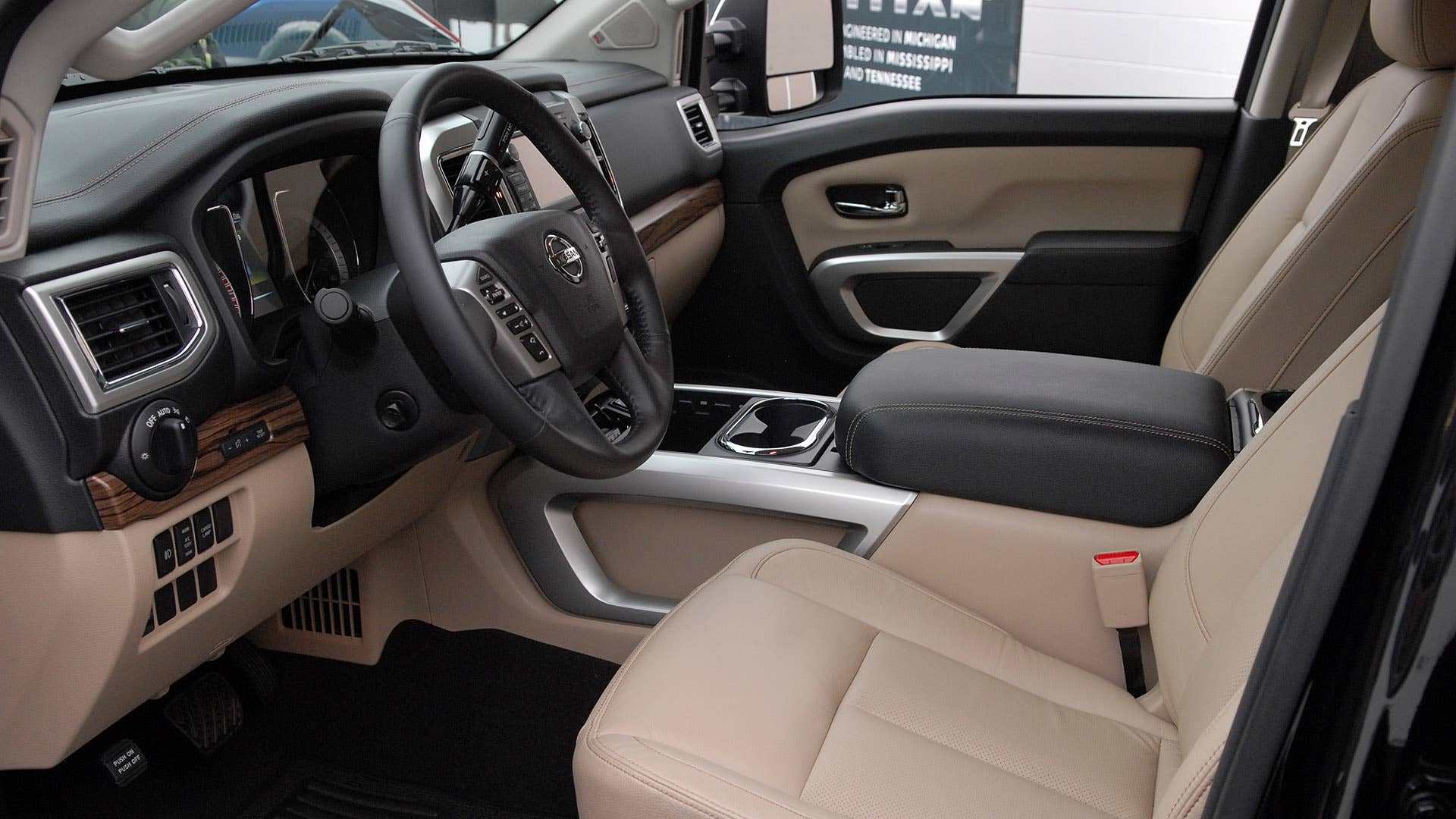 2016 Nissan Titan XD 5.6 V8 interior