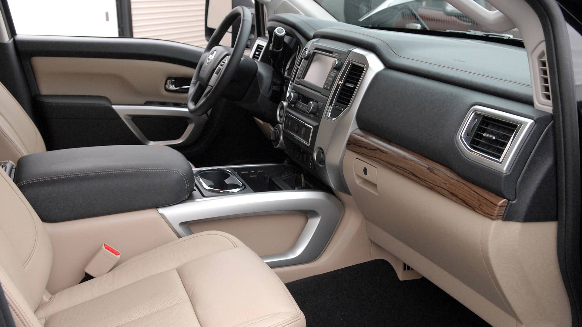 2016 Nissan Titan XD 5.6 V8 interior