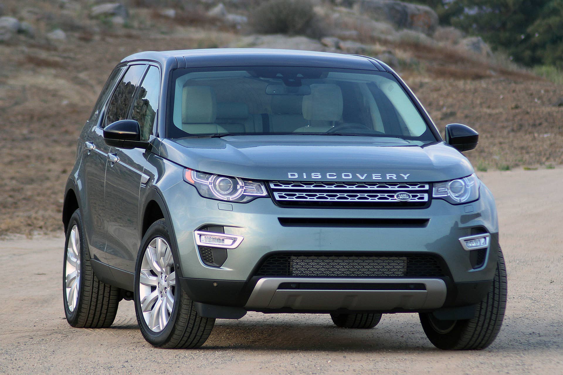 2015 Land Rover Discovery Sport front 3/4 view