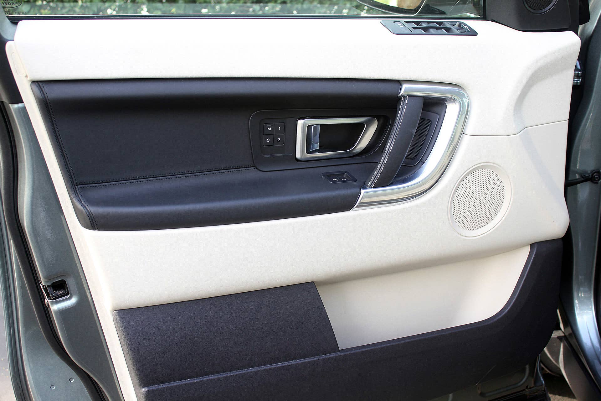 2015 Land Rover Discovery Sport door