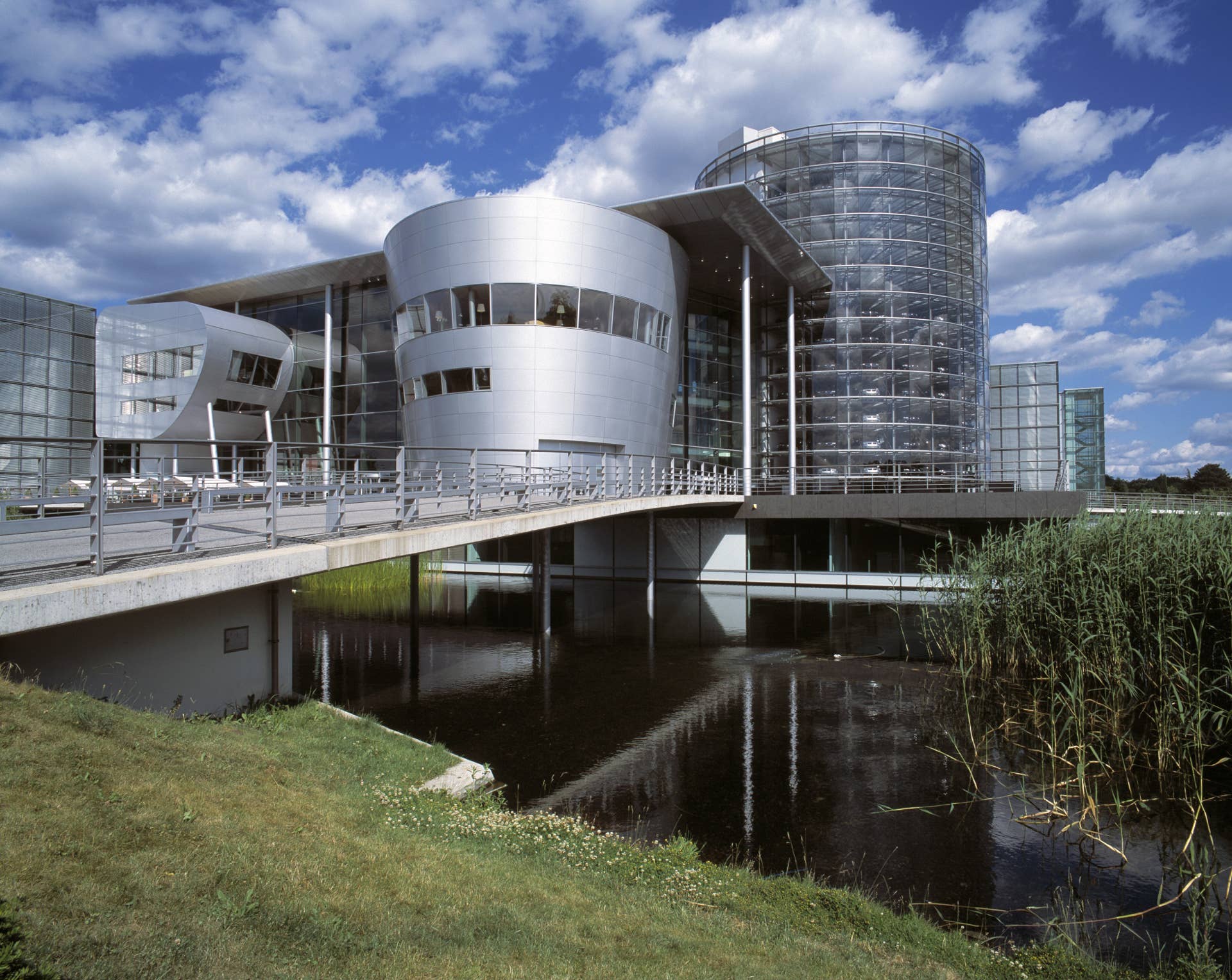 (GERMANY OUT) Deutschland, Sachsen, Dresden: Glï¿½erne Manufaktur der Volkswagen AG im Groï¿½n Garten. (Photo by Werner OTTO/ullstein bild via Getty Images)
