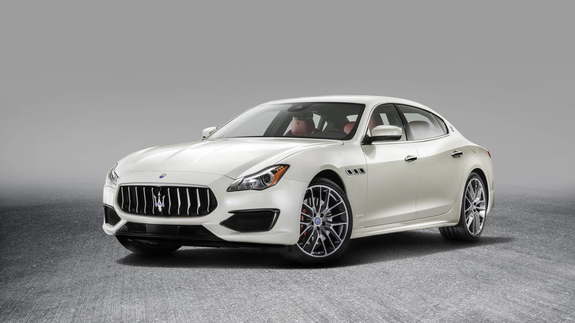2017 Maserati Quattroporte white front 3/4