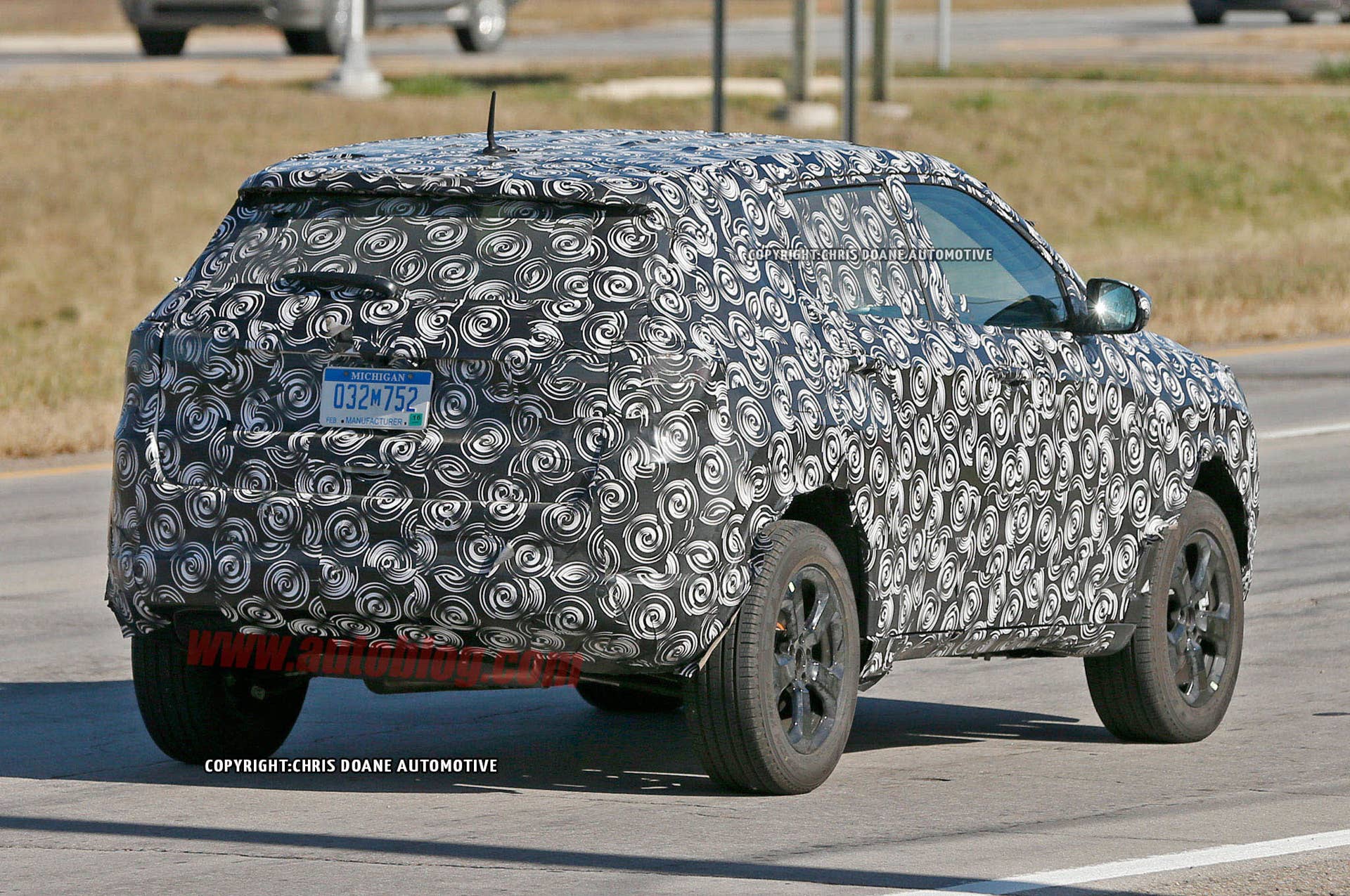 2017 Jeep Compass Patriot crossover spied rear 3/4
