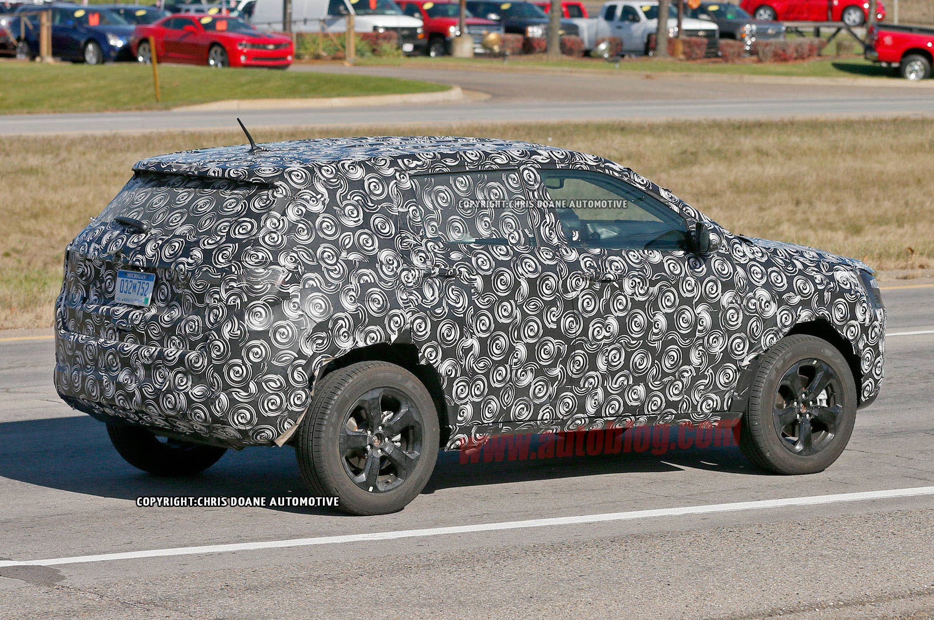 2017 Jeep compact crossover spied rear 3/4