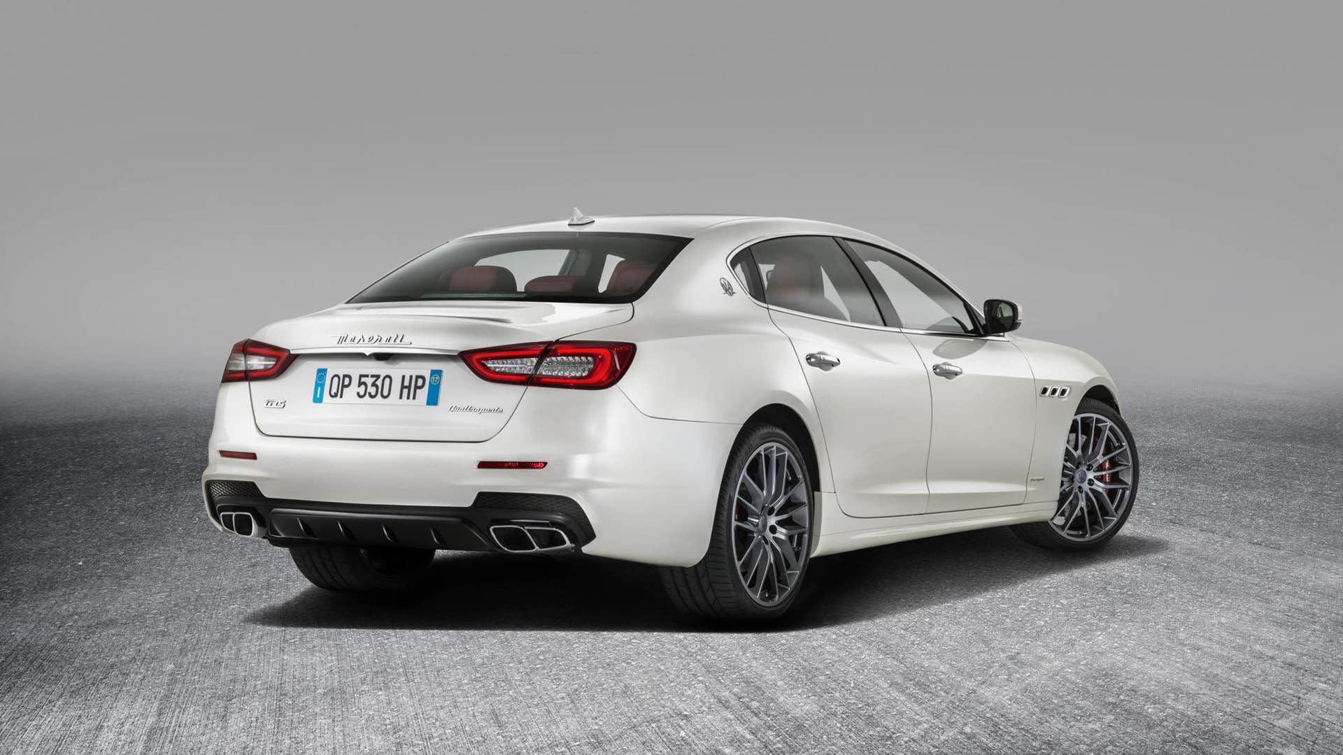 2017 Maserati Quattroporte blue rear 3/4
