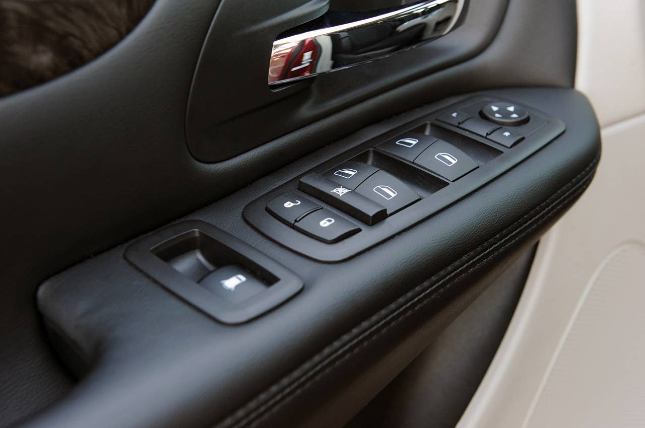 2011 Dodge Grand Caravan door controls