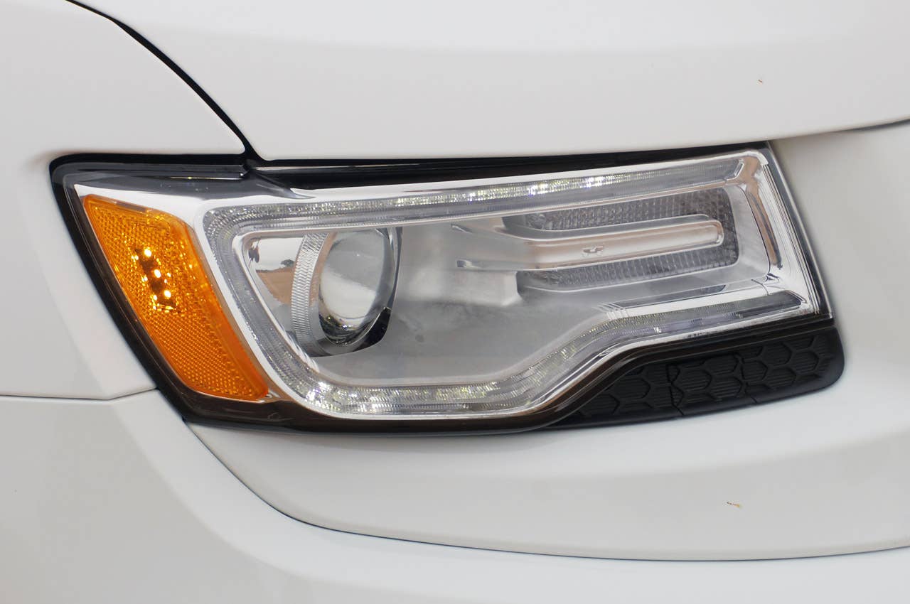 2014 Jeep Grand Cherokee EcoDiesel headlight