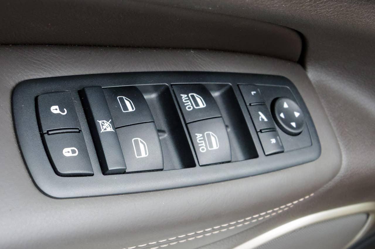 2014 Jeep Grand Cherokee EcoDiesel door controls