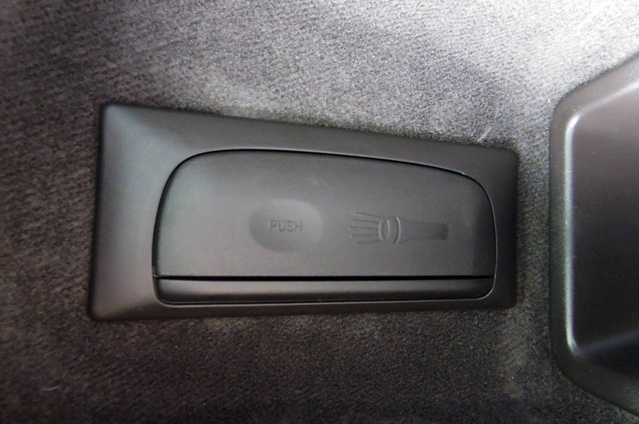 2014 Jeep Grand Cherokee EcoDiesel flashlight