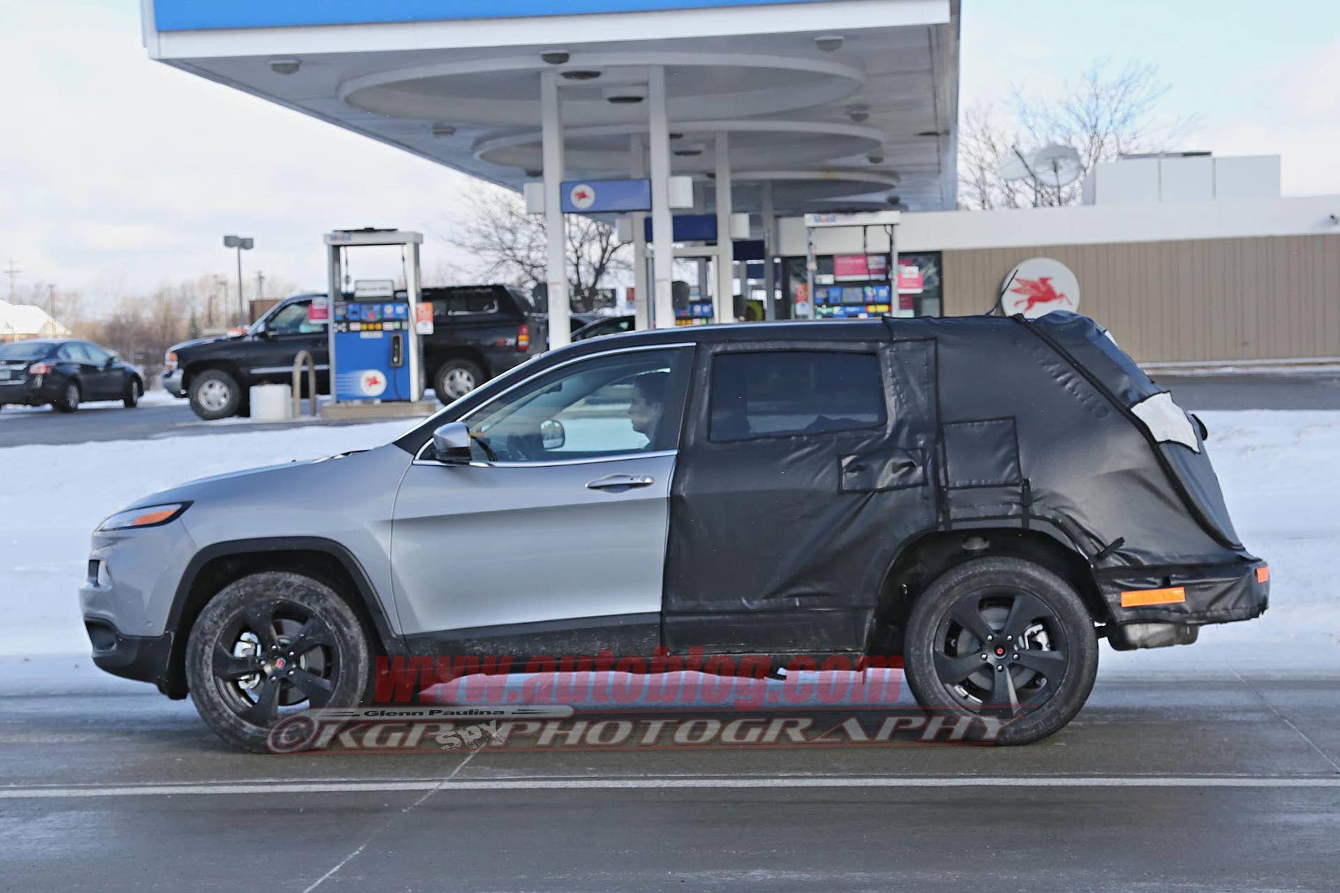 Jeep Cherokee stretched prototype profile