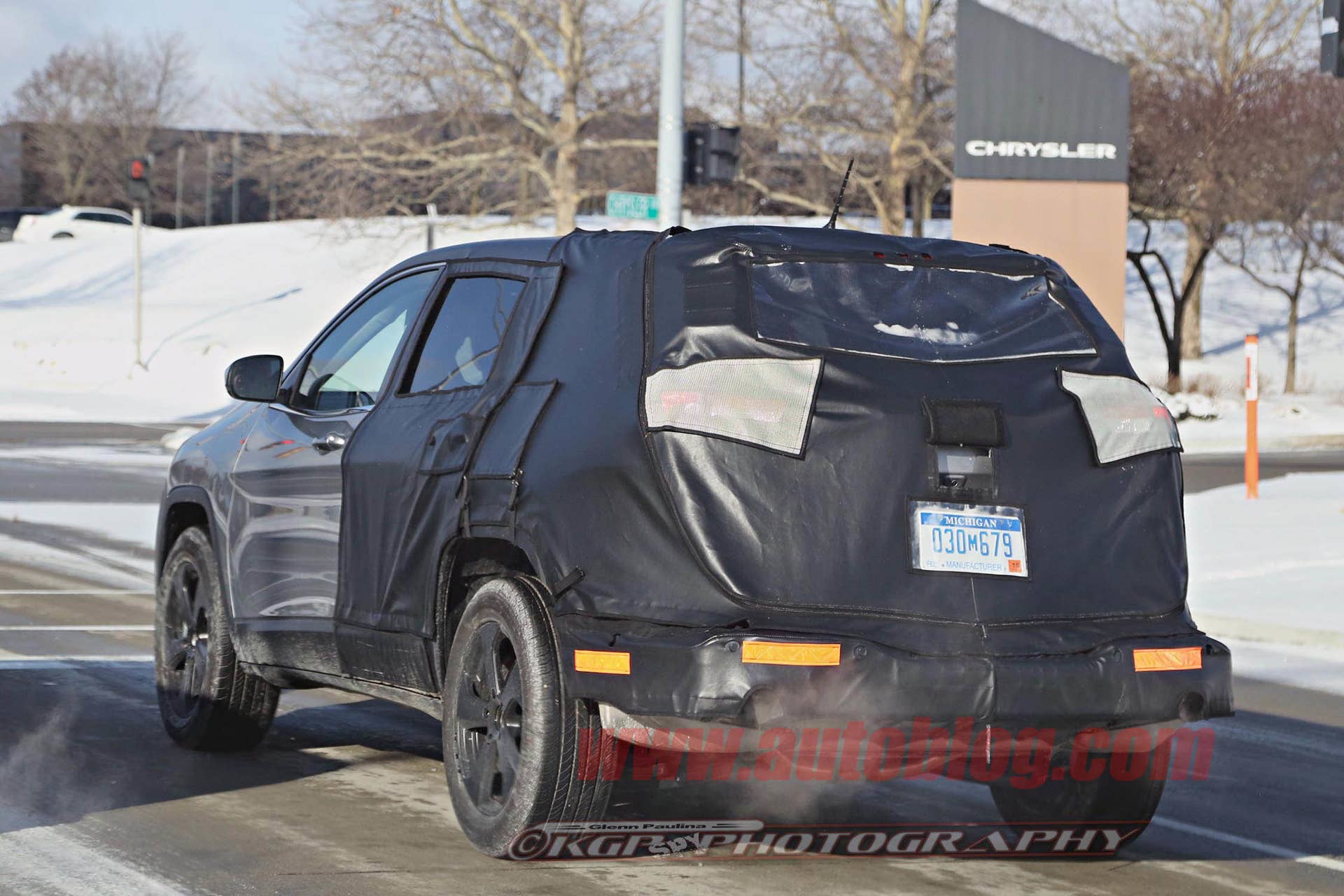 Jeep Cherokee stretched prototype spied rear 3/4