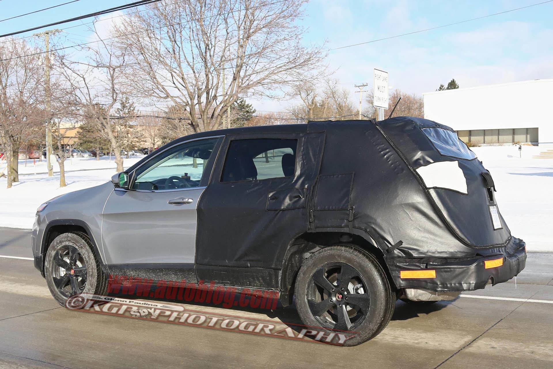 Jeep Cherokee stretched prototype rear 3/4