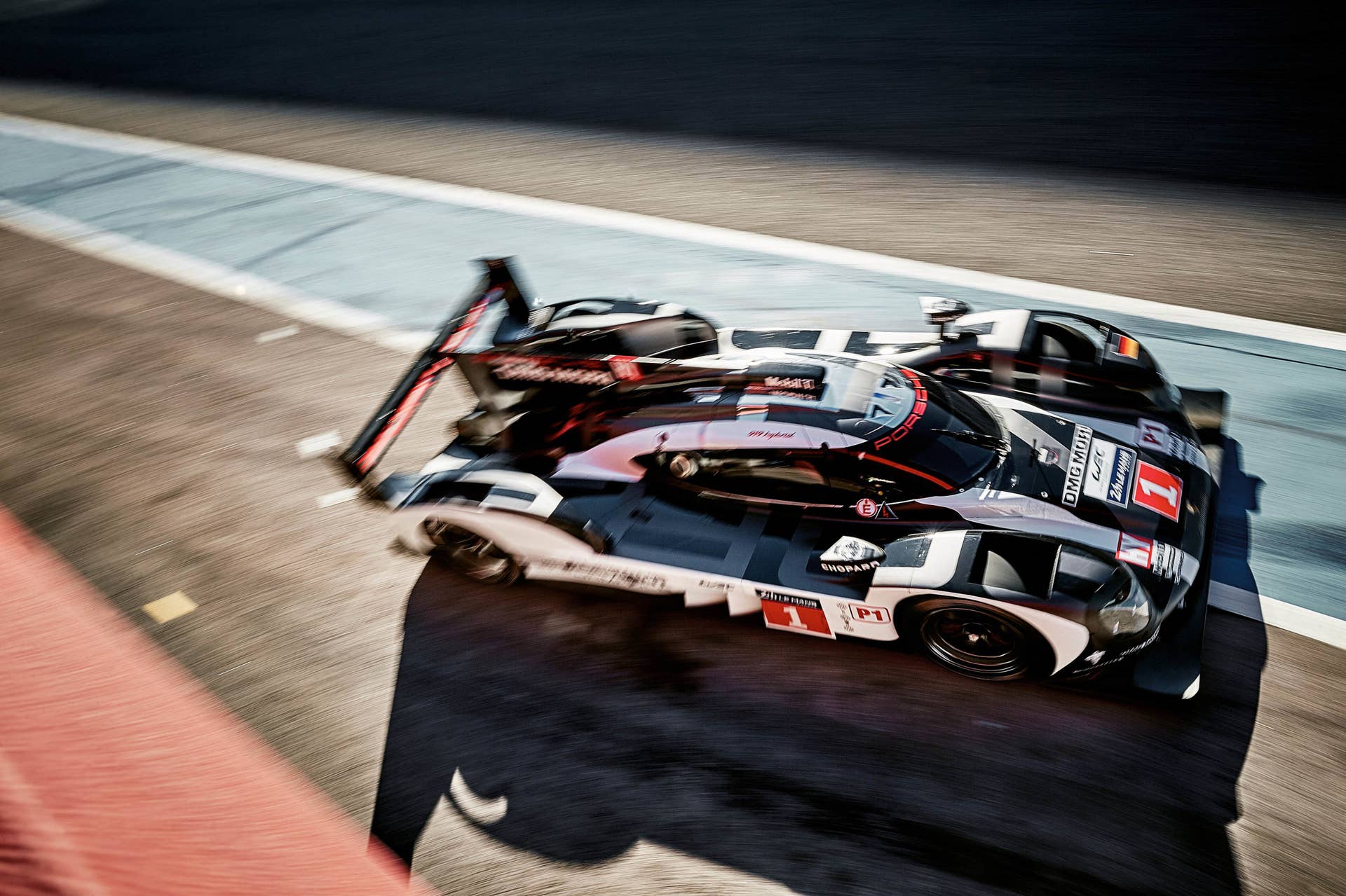 2016 Porsche 919 Hybrid pit lane