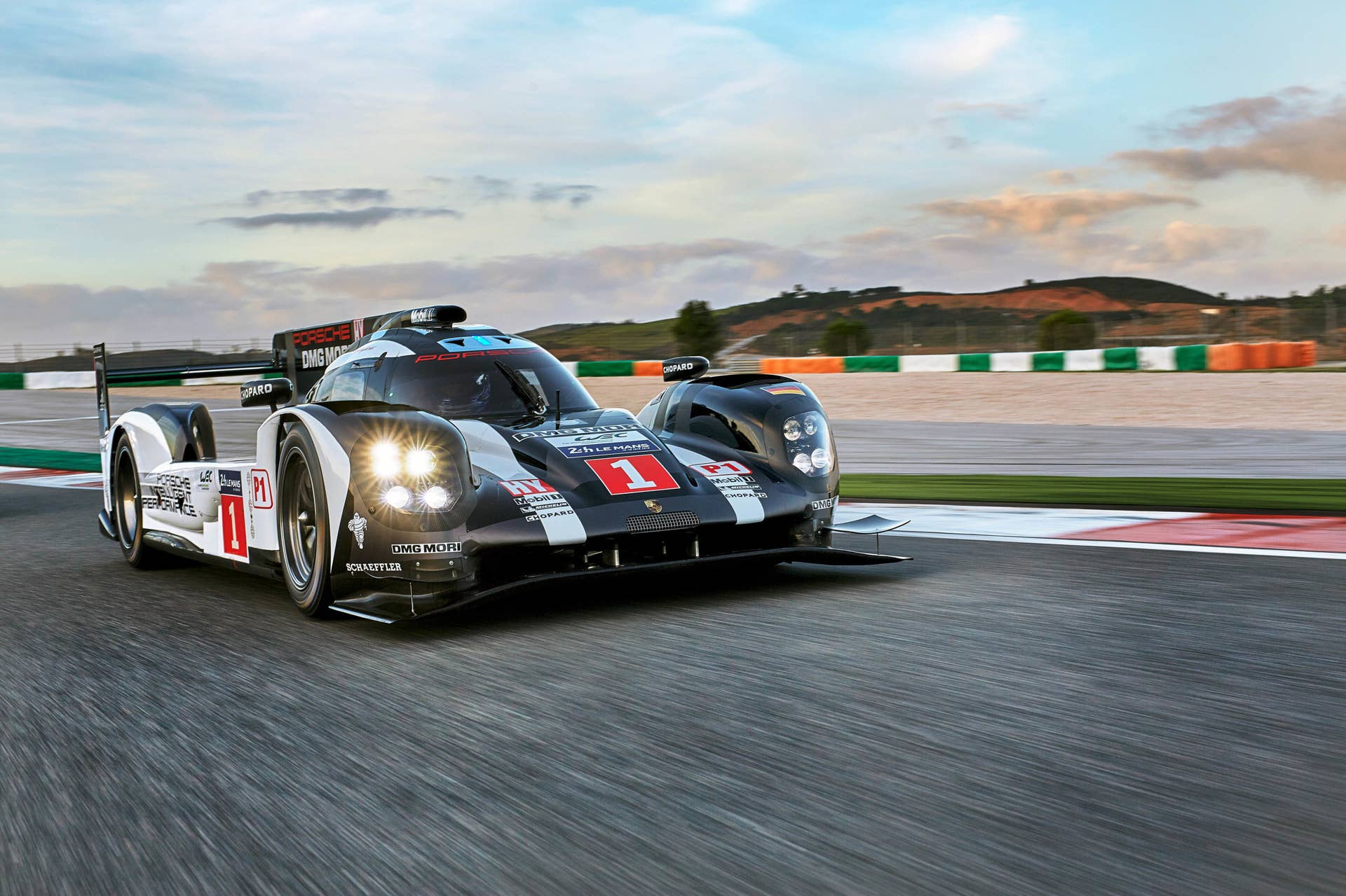 2016 Porsche 919 Hybrid track front 3/4