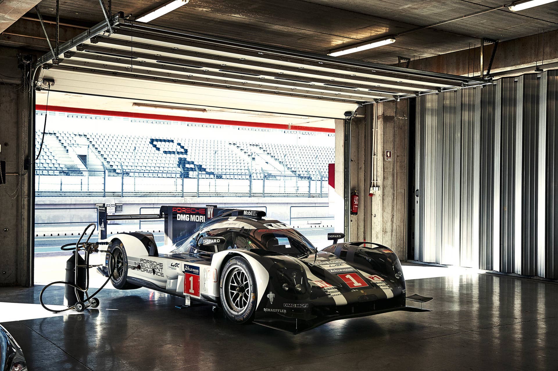 2016 Porsche 919 Hybrid garage