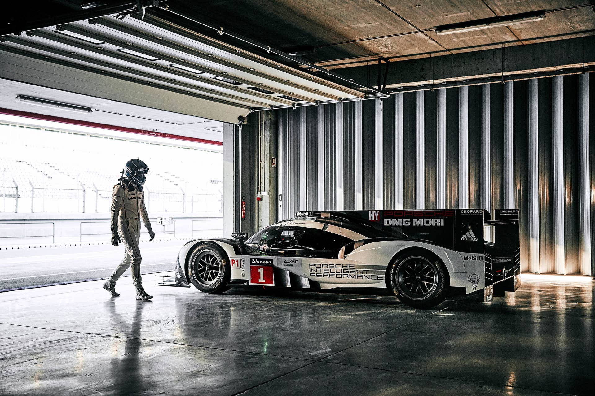 2016 Porsche 919 Hybrid pit garage