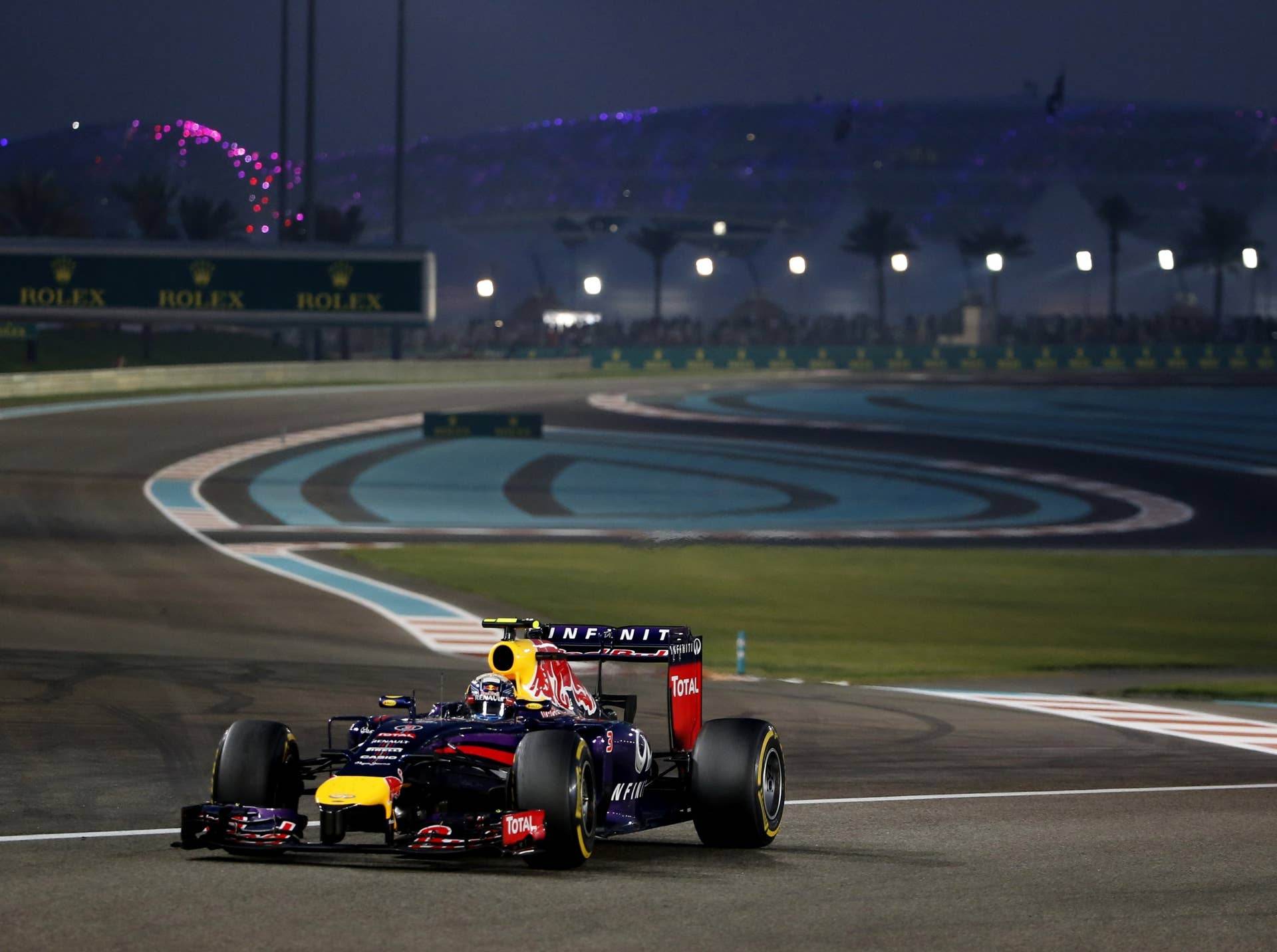 Red Bull Racing's Australian driver Daniel Ricciardo races during the Abu Dhabi Formula One Grand Prix at the Yas Marina circuit on November 23, 2014.    AFP PHOTO / KARIM SAHIB        (Photo credit should read KARIM SAHIB/AFP/Getty Images)