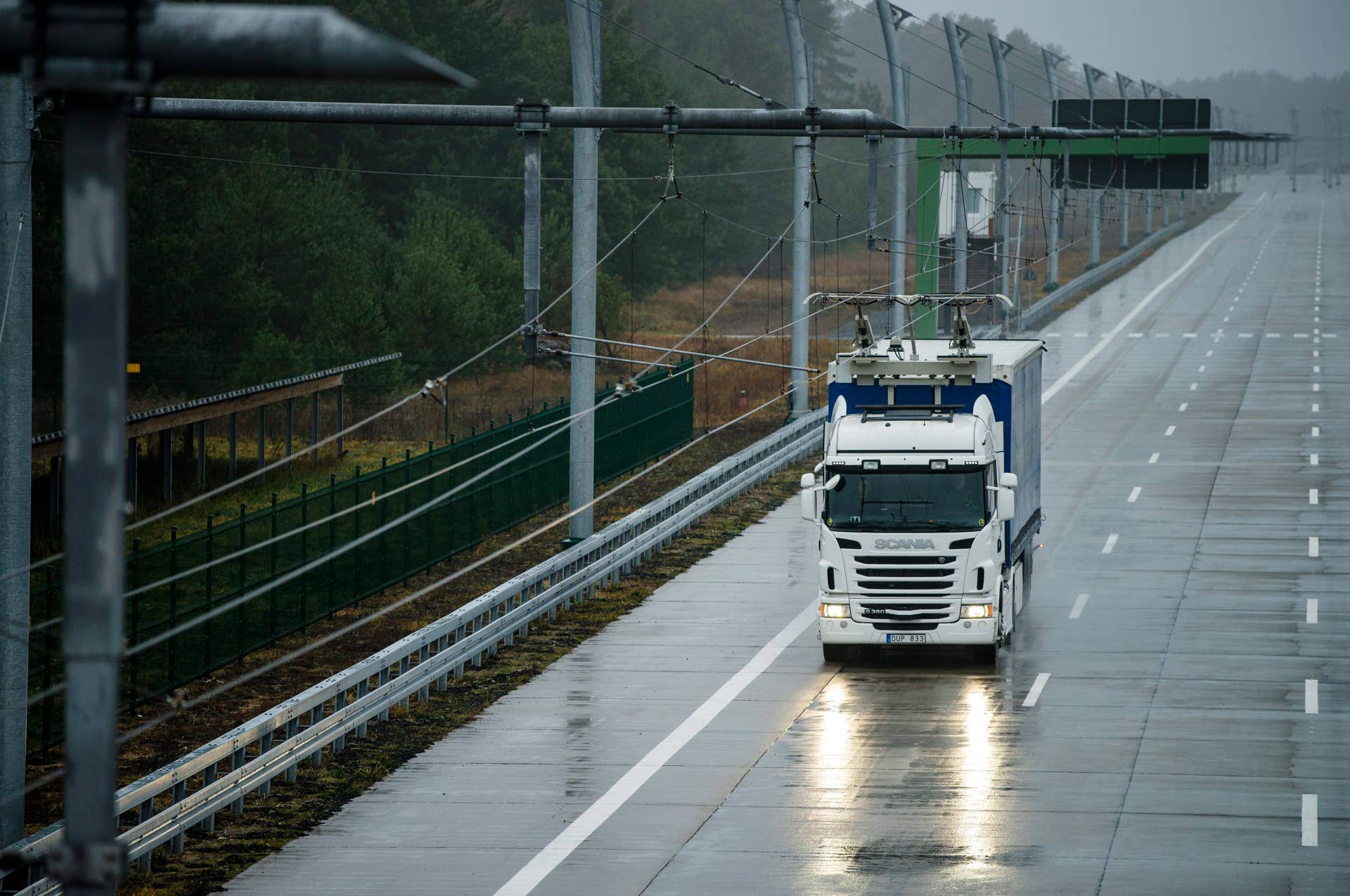 Scania G 360 4x2 with pantograph, electrically powered truck at the Siemens eHighway. Gross D�lln, Germany Photo: Dan Boman 2013