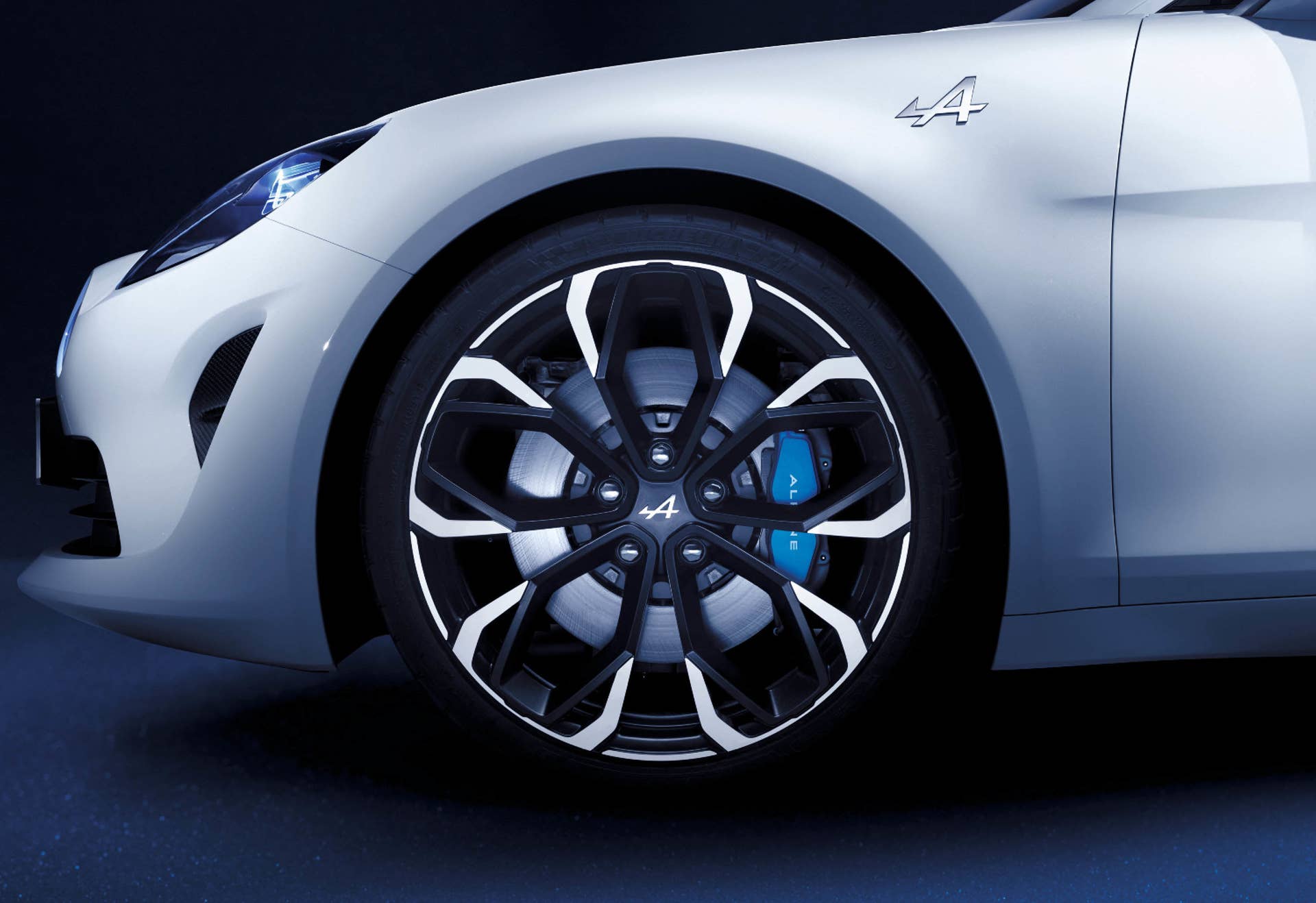 Alpine Vision studio detail wheel