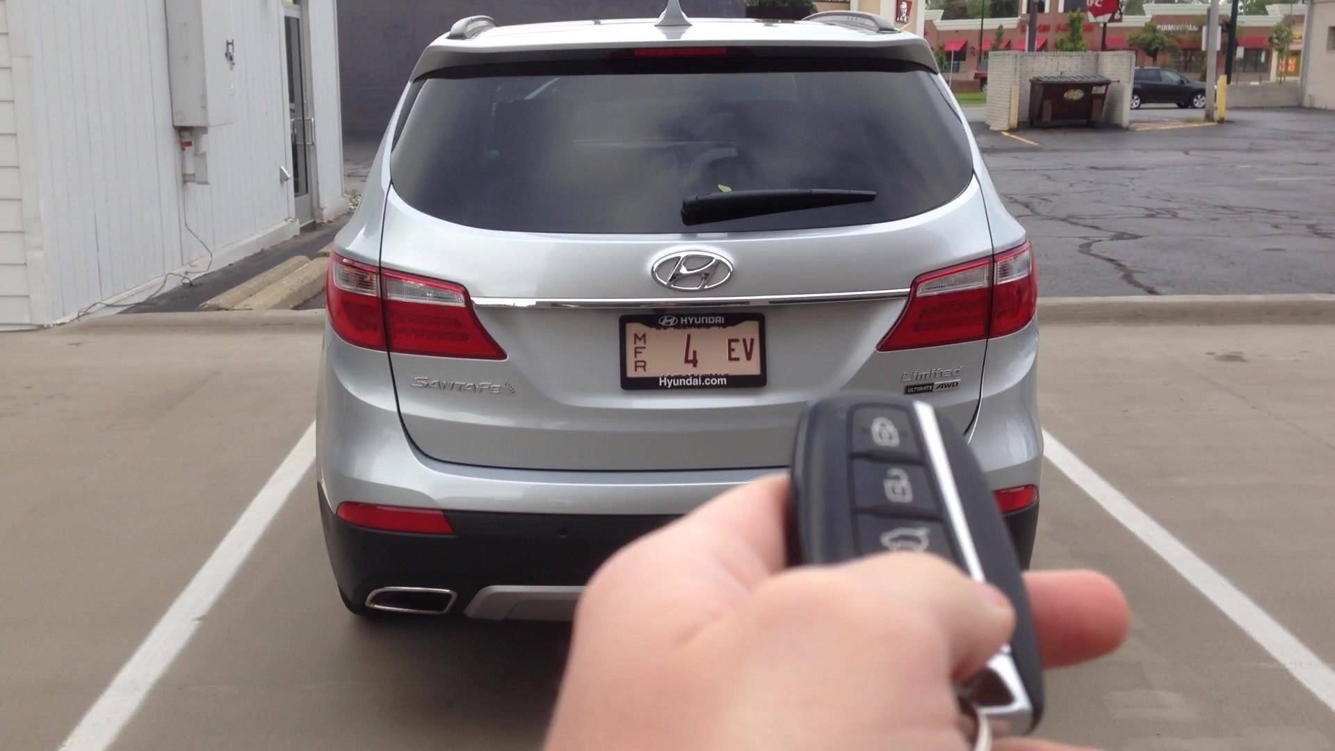 Greg Migliore shows how to open up the 2015 Hyundai Santa Fe's liftgate.