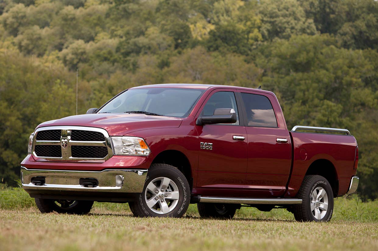 2013 Ram 1500 Crew Cab SLT 4x4 front 3/4 view