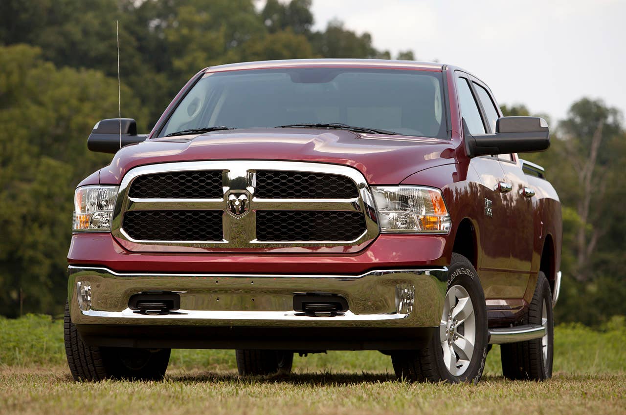 2013 Ram 1500 Crew Cab SLT 4x4 front 3/4 view