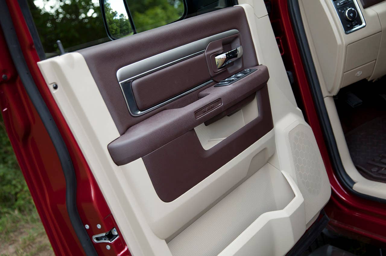 2013 Ram 1500 Crew Cab SLT 4x4 door