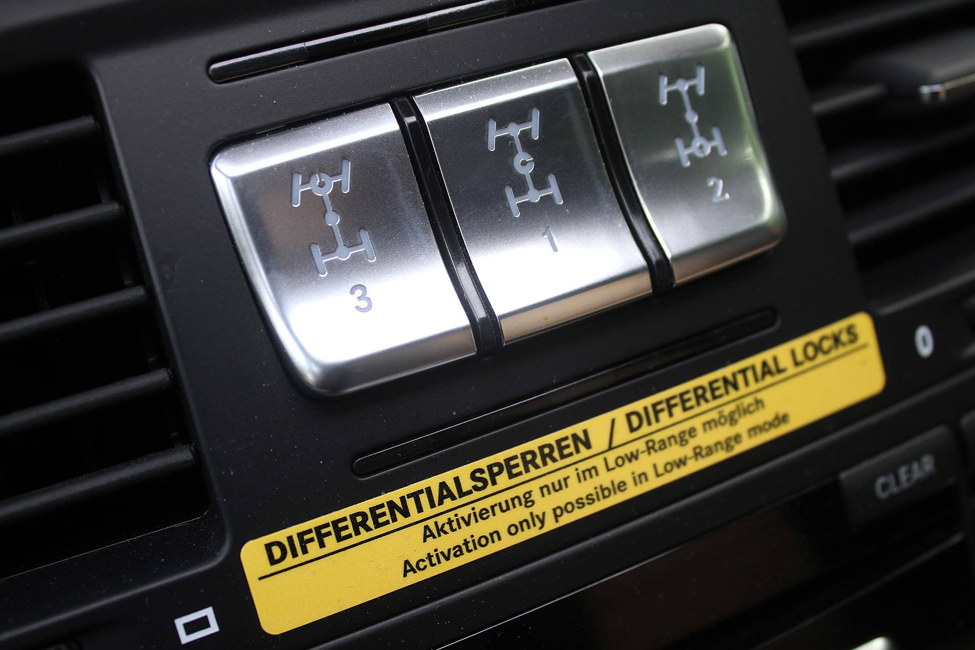 2015 Mercedes-Benz G65 AMG differential controls