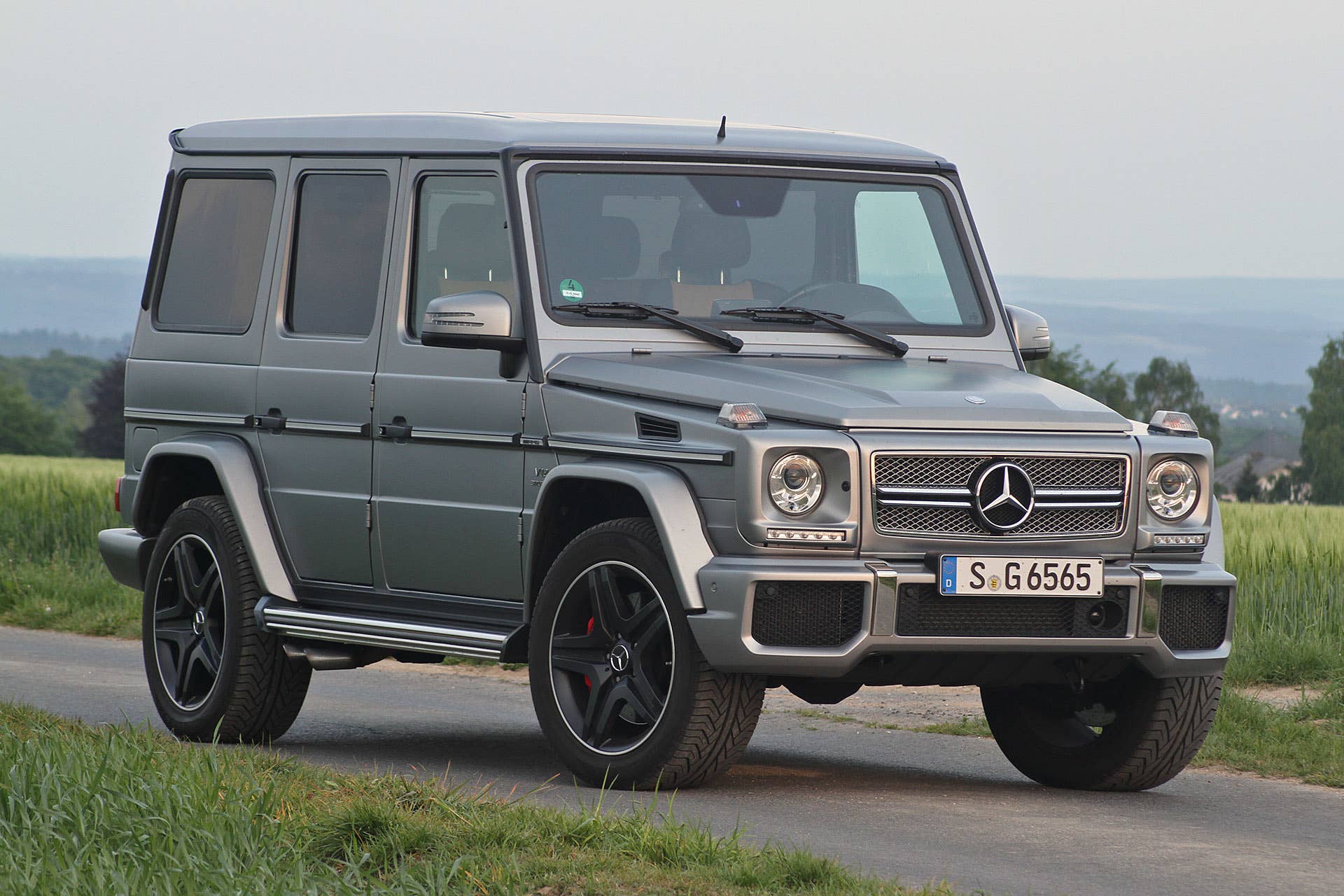 2015 Mercedes-Benz G65 AMG front 3/4 view
