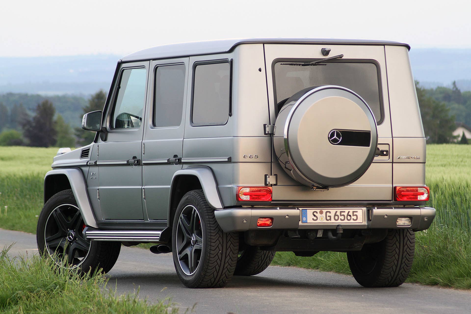 2015 Mercedes-Benz G65 AMG rear 3/4 view